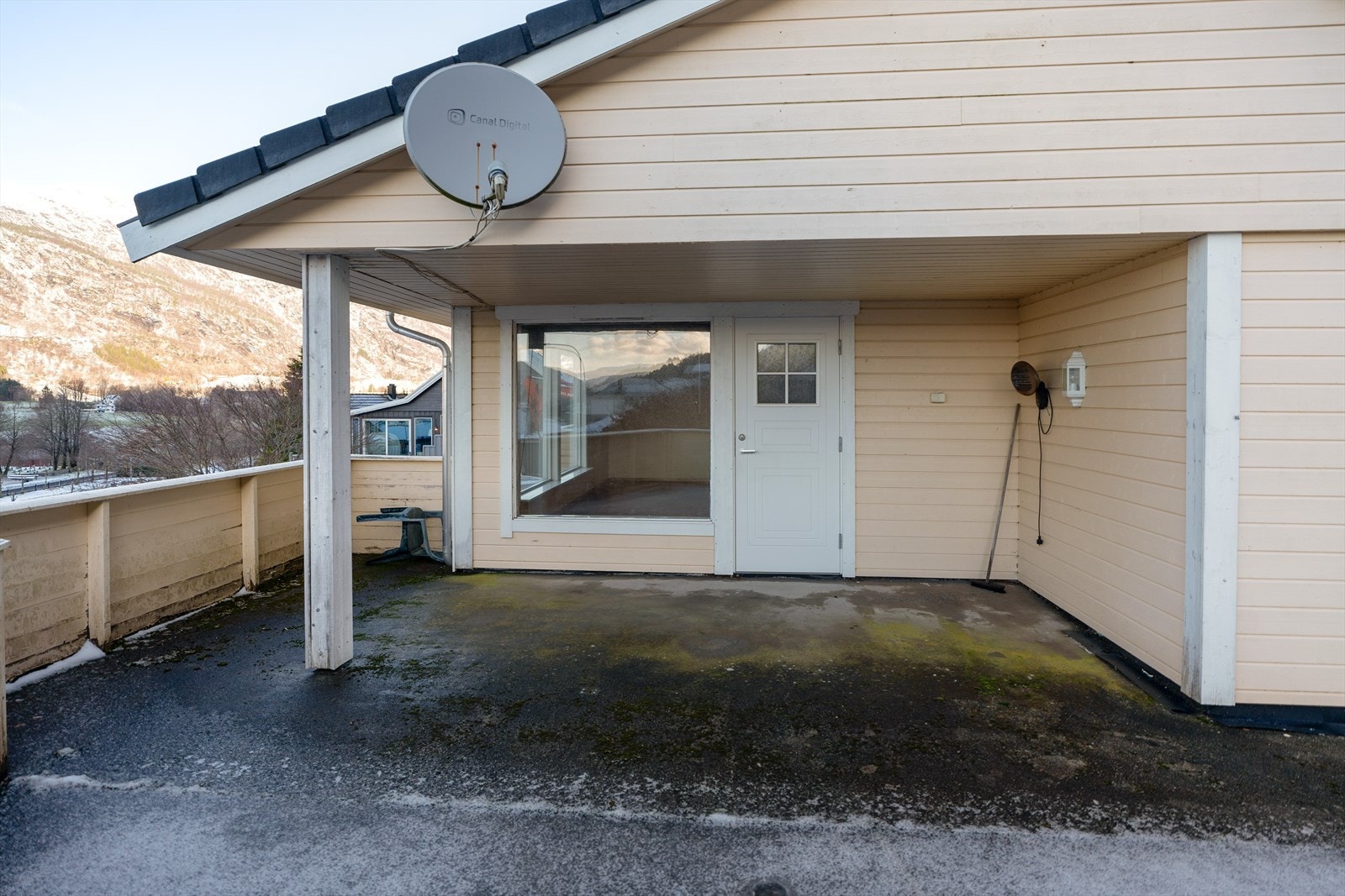 Veranda med gode møbleringsmuligheter Galleribilde
