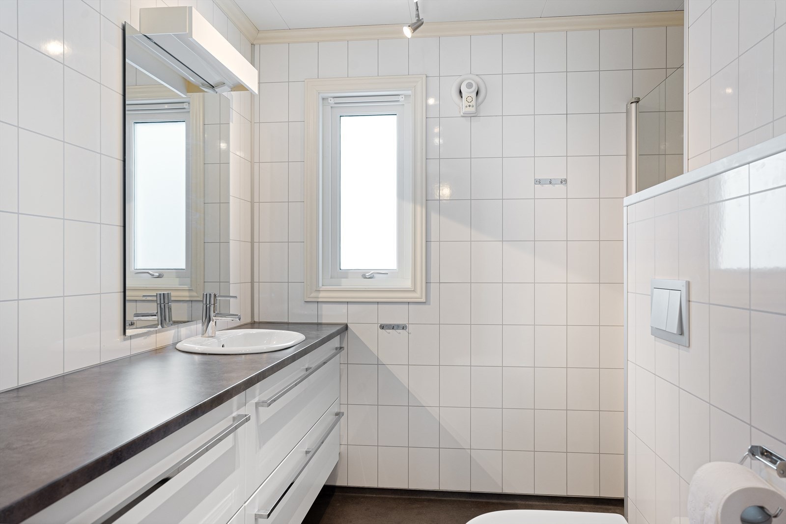 Romslig bad med god oppbevaringsplass og dusjnisje Galleribilde