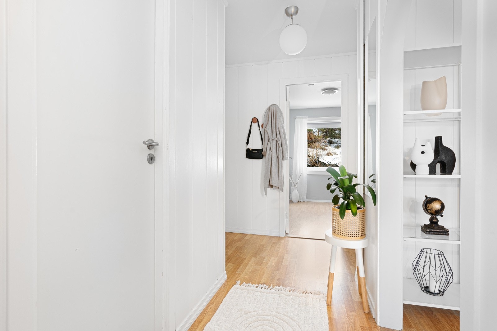 - Velkommen inn | Leiligheten gir deg et godt førsteinntrykk med lyse overflater - Galleribilde