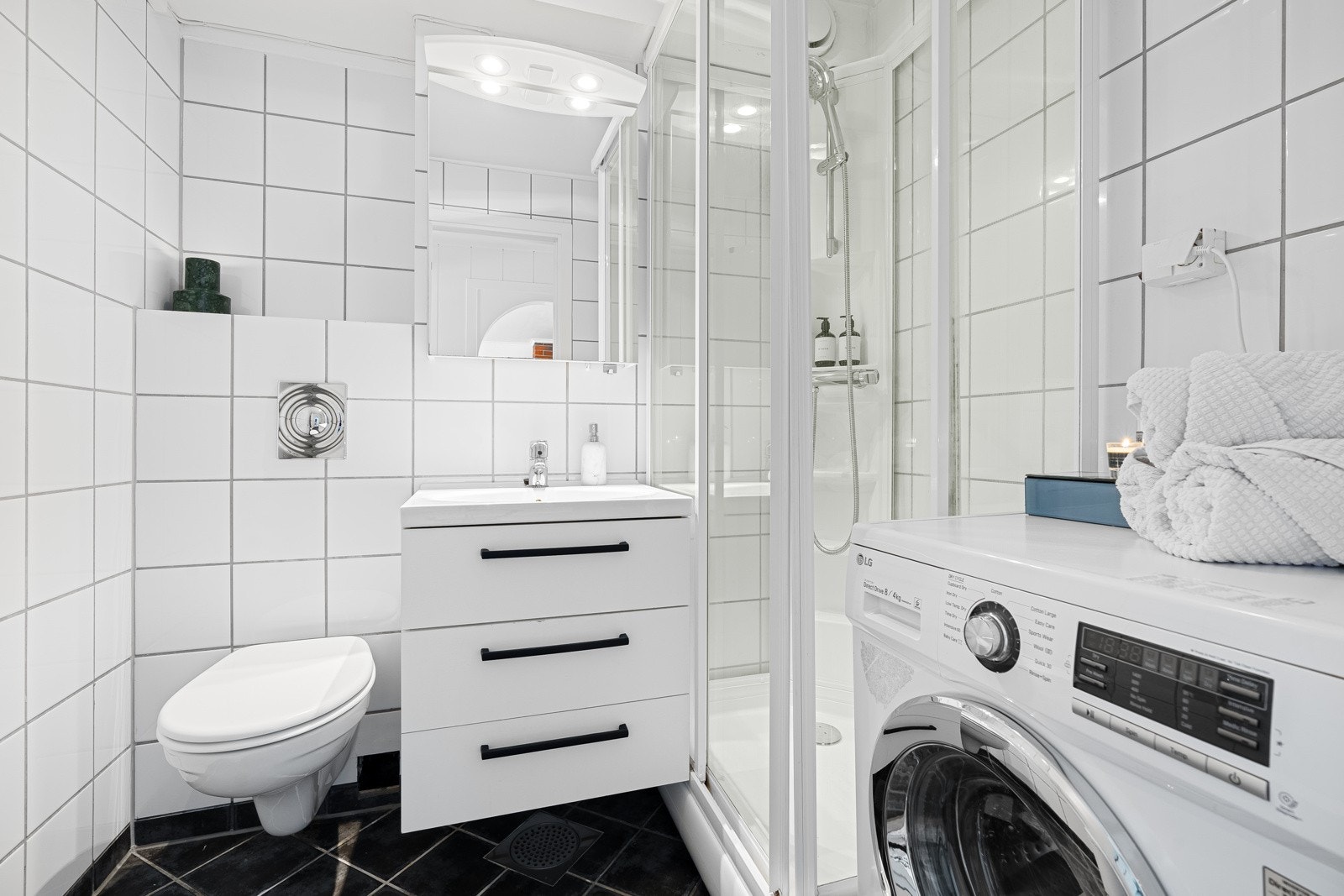 - Badet er moderne med fliser på gulv/vegger | Smart opplegg for vaskemaskin på eget bad - Galleribilde