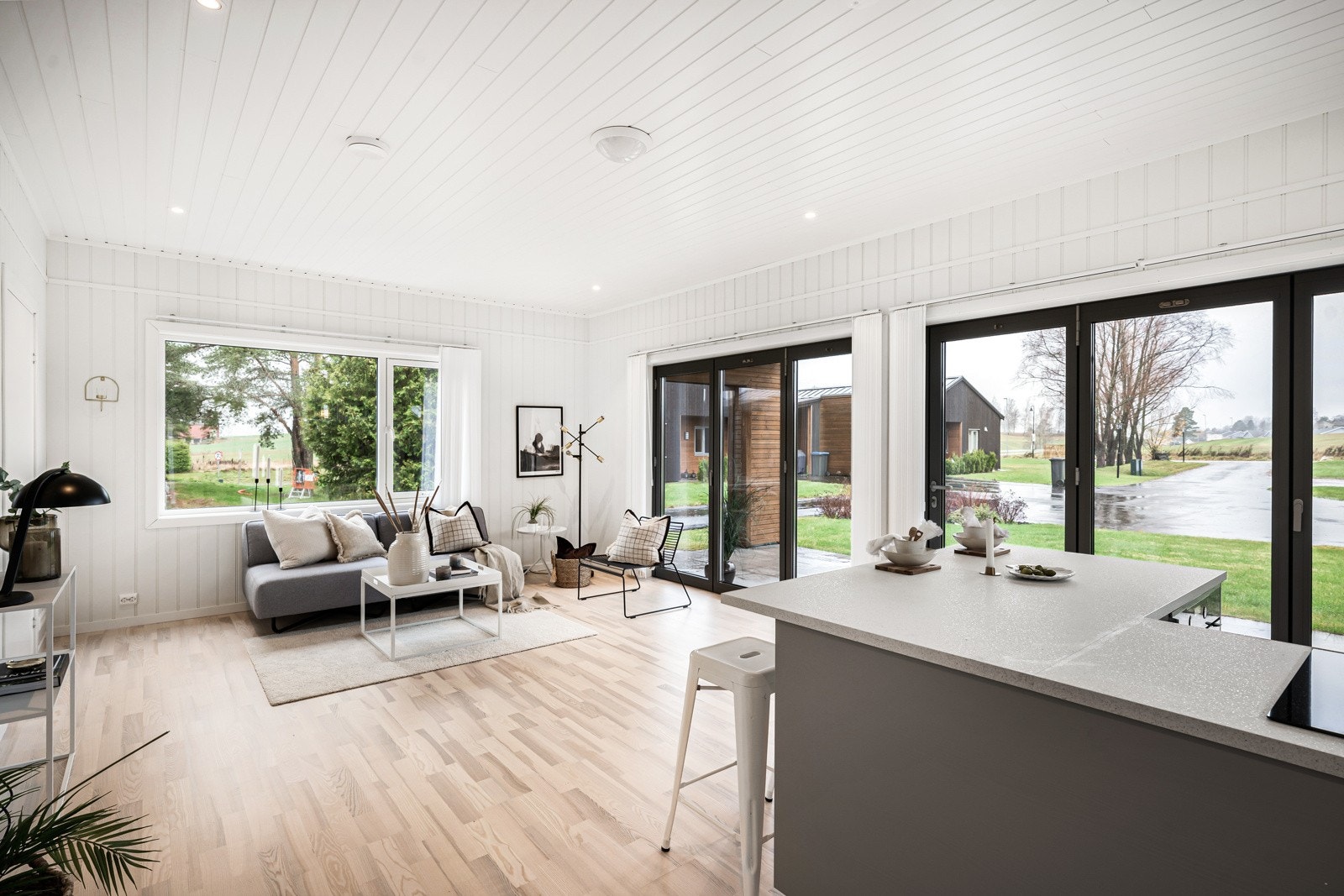 Mye naturlig lys inn, utgang til overbygget terrasseplatting utvider bruken. Galleribilde
