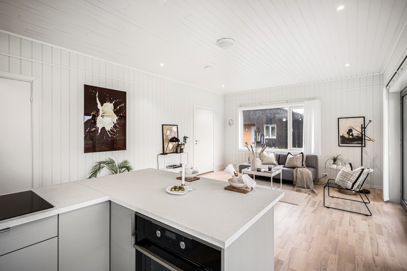 Boligen har åpen stue/kjøkkenløsning. Her er det rikelig med lysinnslipp og god romfølelse. Galleribilde