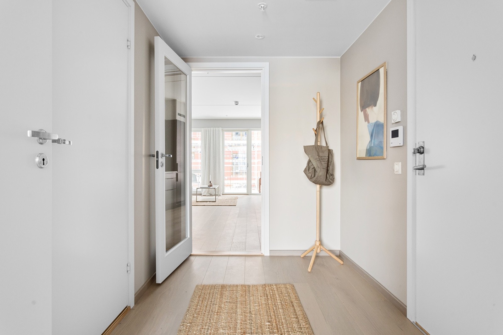 Når du entrer leiligheten kommer du inn i en lys og innbydende entré med plass til sko og oppheng av yttertøy. Montert porttelefon med video på vegg. Galleribilde