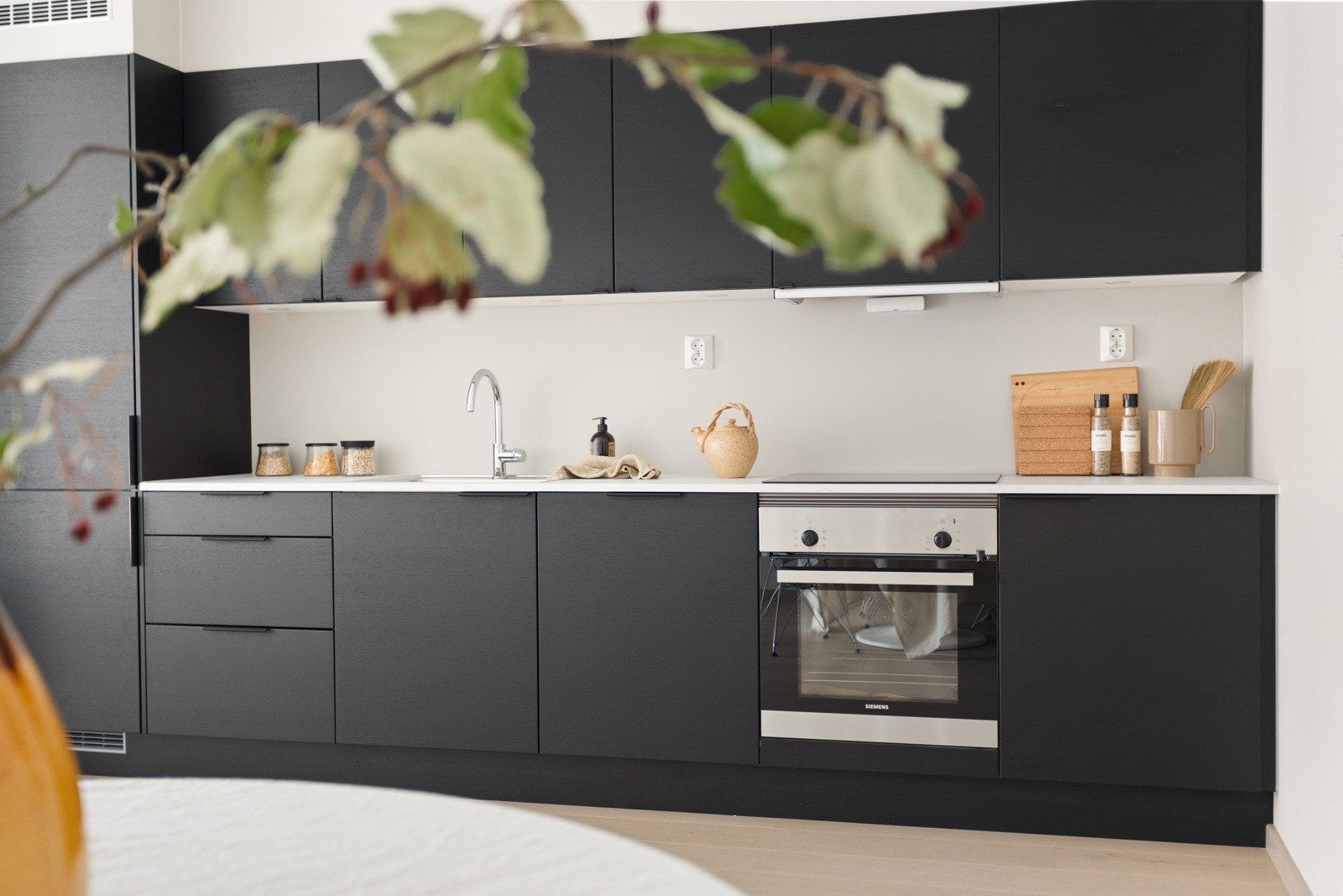 Helt nytt og moderne Sigdal-kjøkken fra 2023 med god skap- og benkeplass. Kjøkkenet er fullt utstyrt med integrerte hvitevarer fra Simens som medfølger i handelen. Galleribilde