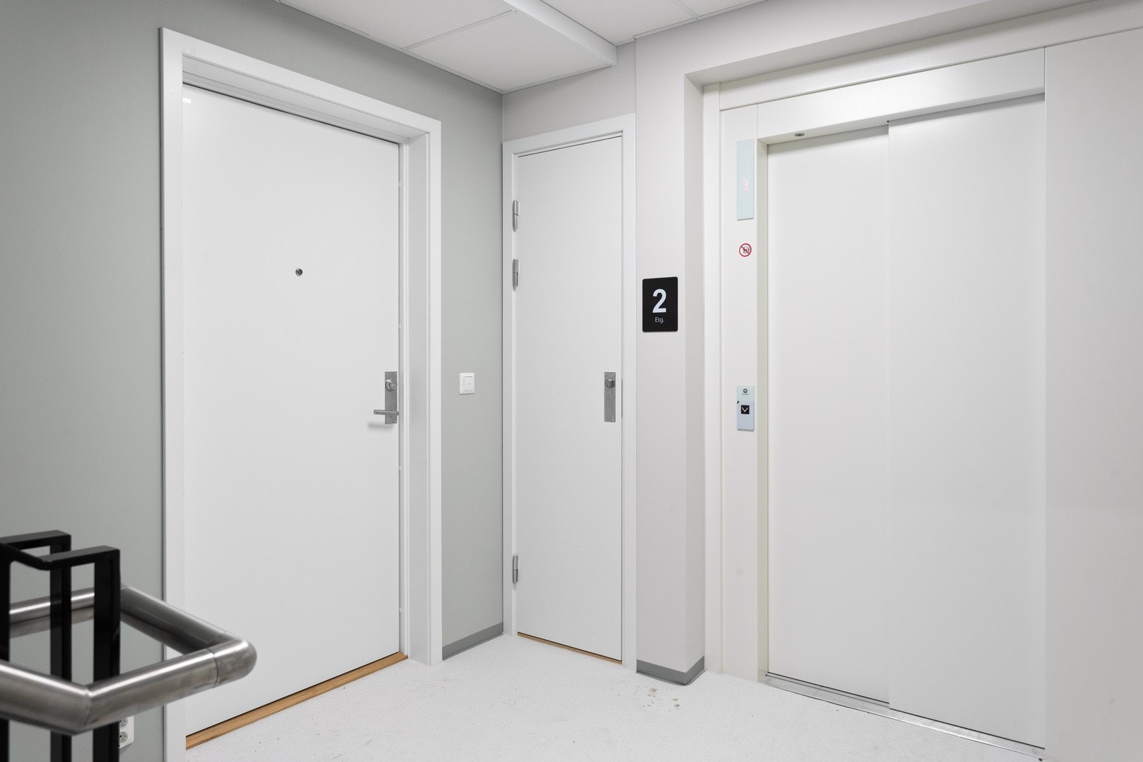 Du tar deg opp til leiligheten i byggets 2. etasje via felles trapperom med heis. Galleribilde