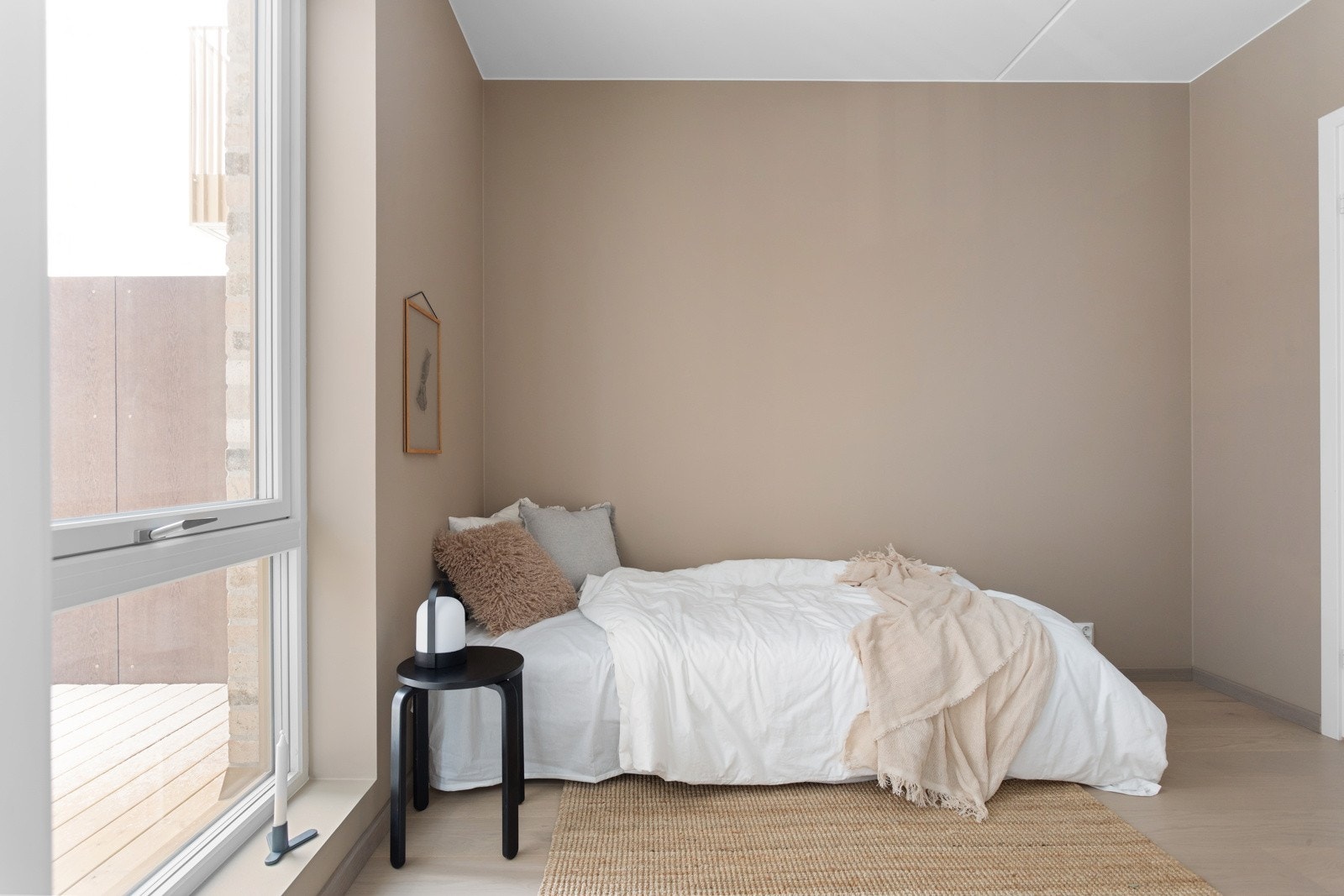 Soverommet har høy standard fra 2023 med lys enstavs eikeparkett på gulv, glatte overflater malt i den fine fargen Impression og skjult elektrisk anlegg. Galleribilde