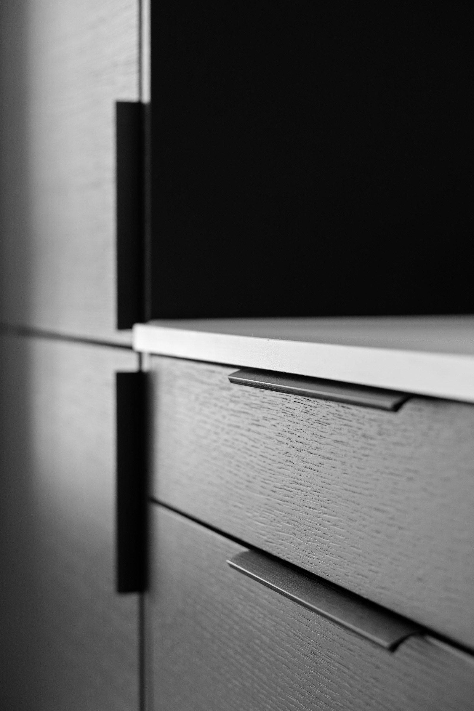 Kjøkkeninnredning i finert eik med liggende struktur beiset i Lakriz og lys laminert benkeplate med nedfelt oppvaskkum. Praktisk med spotter innfelt under overskap. Galleribilde