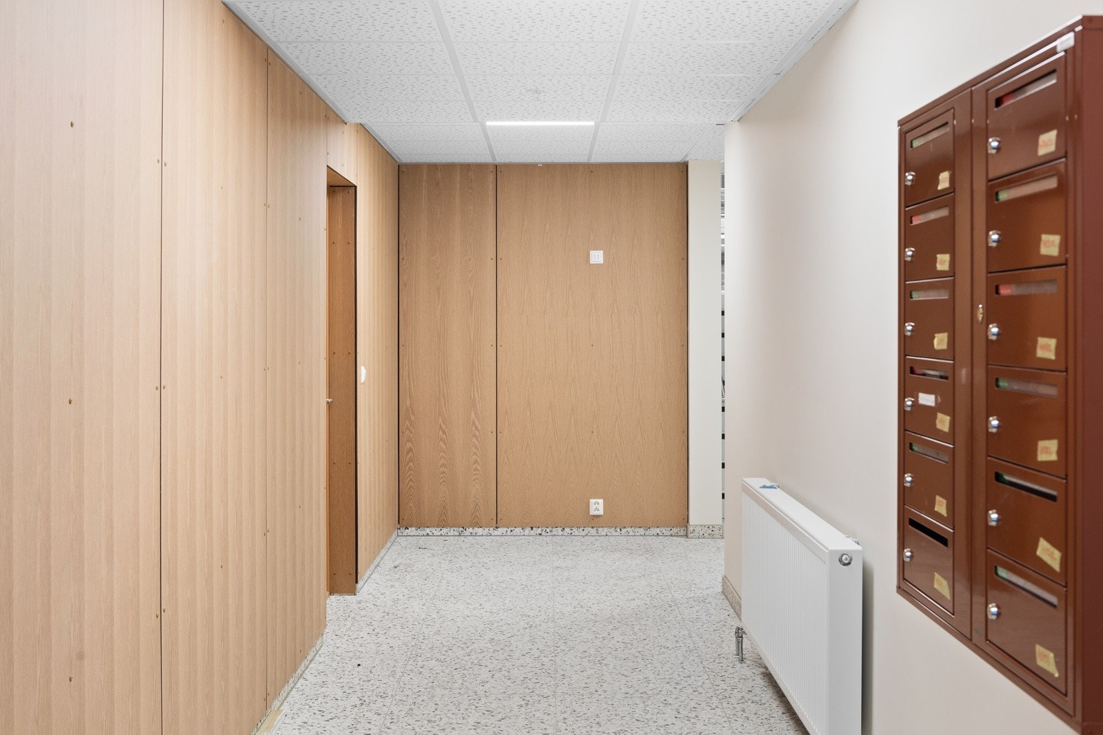 Flott inngangsparti som gir et utmerket førsteintrykk av det nyoppførte bygget med sin nordiske stil. Galleribilde