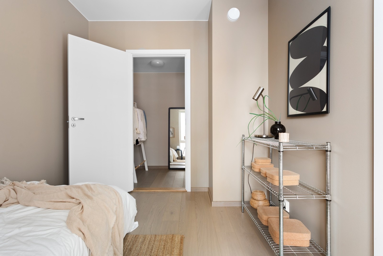 På soverommet har du plass til seng, kontorpult og garderobeløsninger etter eget ønske og behov. Galleribilde