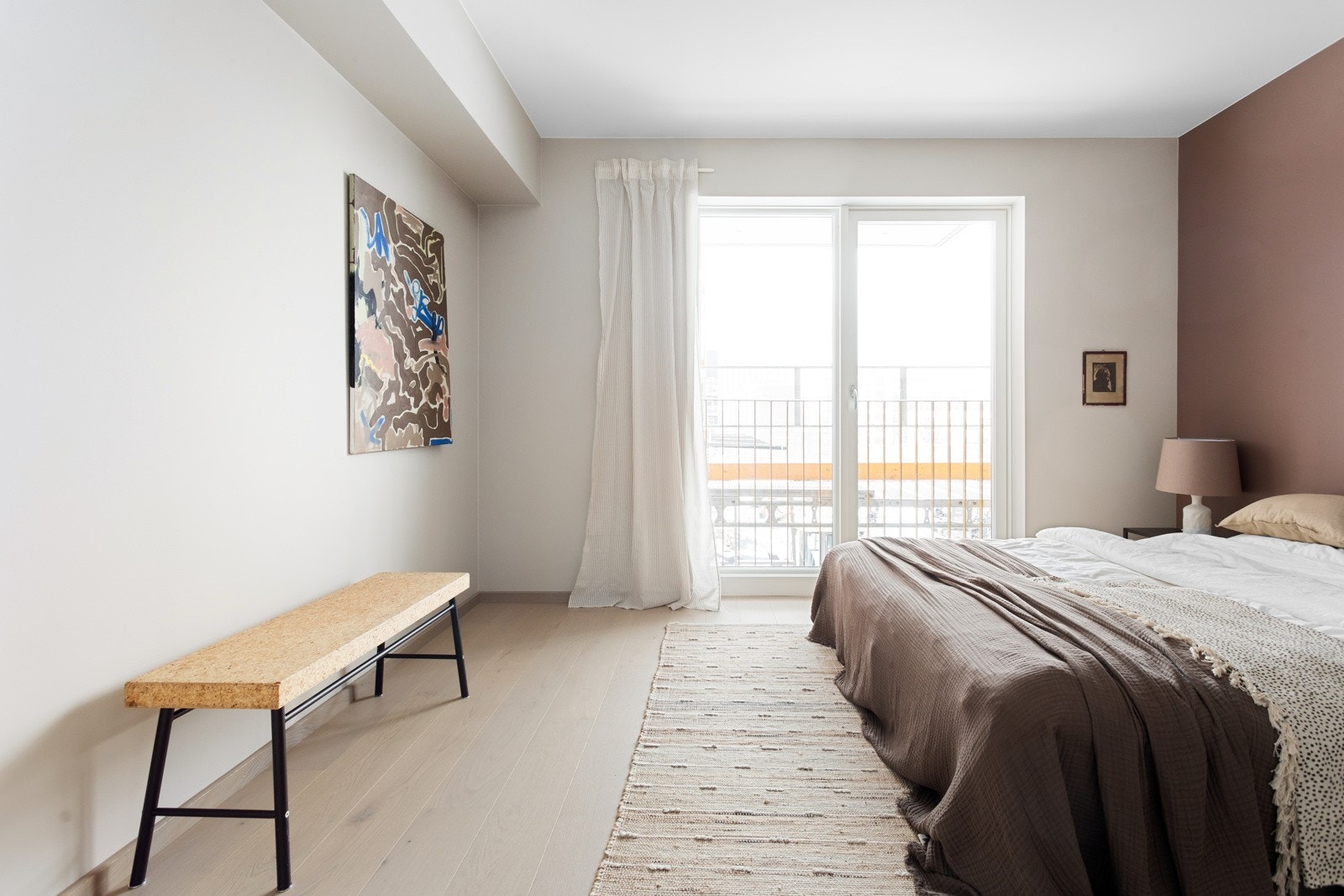 På soverommet har du god plass til stor dobbeltseng med tilhørende nattbord, samt garderobeløsninger etter eget ønske og behov. Galleribilde