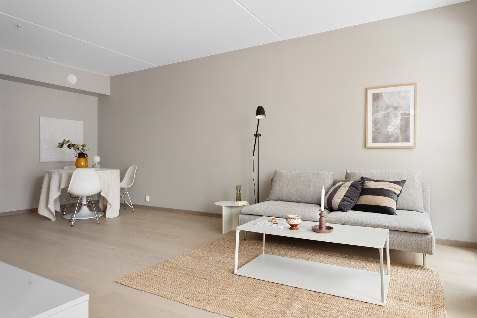 Høy standard fra 2023 med lys enstavs eikeparkett på gulv med vannbåren gulvvarme, glatte overflater malt i en innbydende farge og skjult elektrisk anlegg. Galleribilde