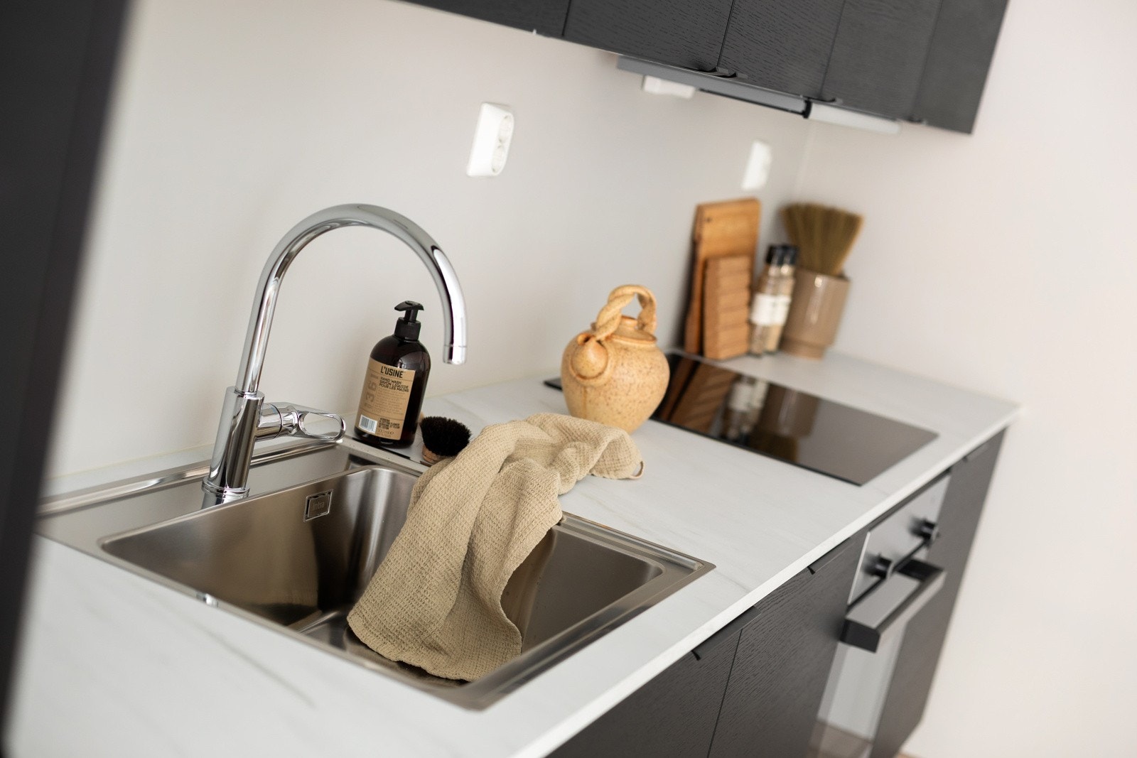 Integrerte hvitevarer som stekeovn, nedfelt induksjonstopp, avtrekksvifte oppvaskmaskin og kjøleskap med frysedel. Det er også montert komfyrvakt og aqua-stopp. Galleribilde