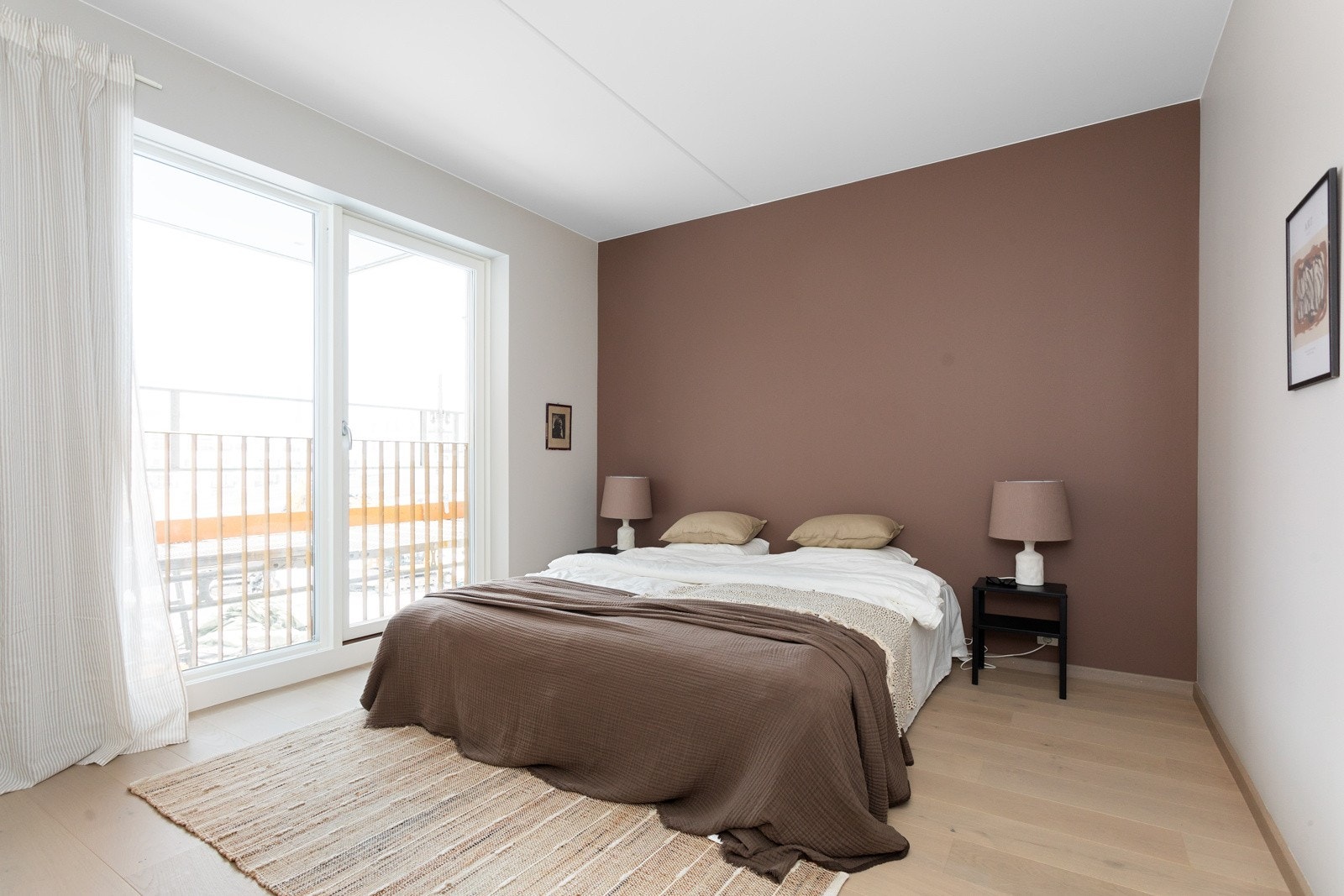 Soverommet har god og moderne standard med pen enstavs eikeparkett på gulv, glatte lysmalte overflater med en fin rødbrun kontrastvegg og skjult elektrisk anlegg. Galleribilde