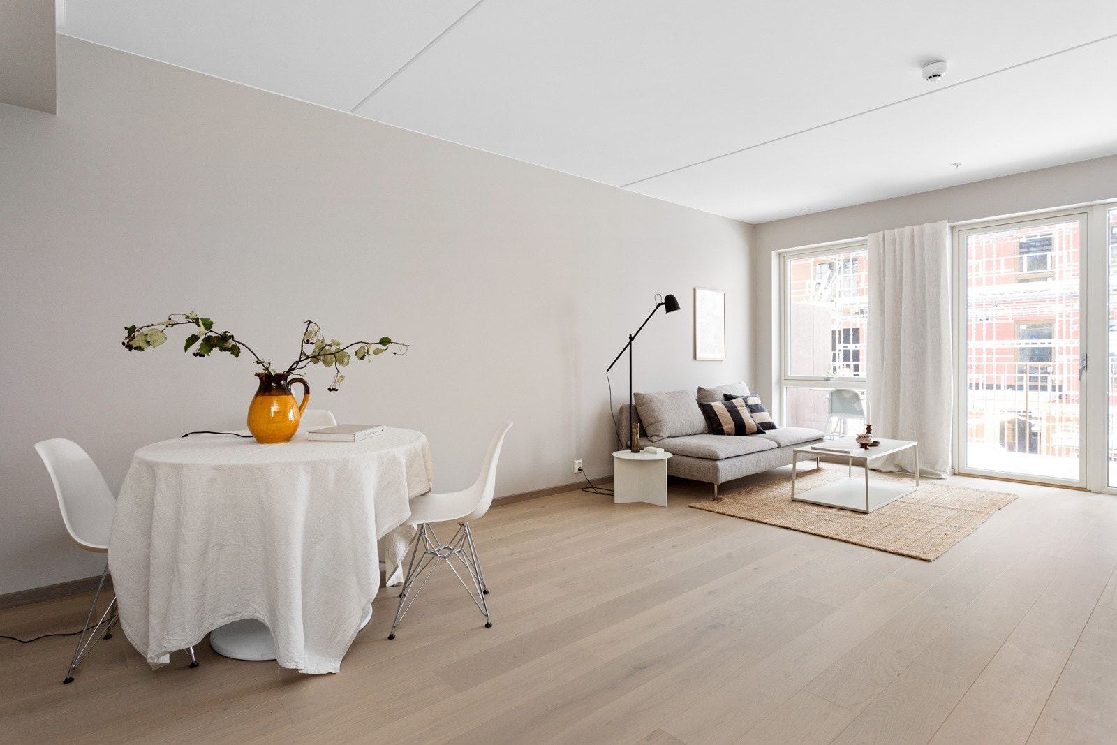 Lysinnslippet sammen med den gode takhøyden på ca. 2,6 meter bidrar til en god og luftig romfølelse. Galleribilde