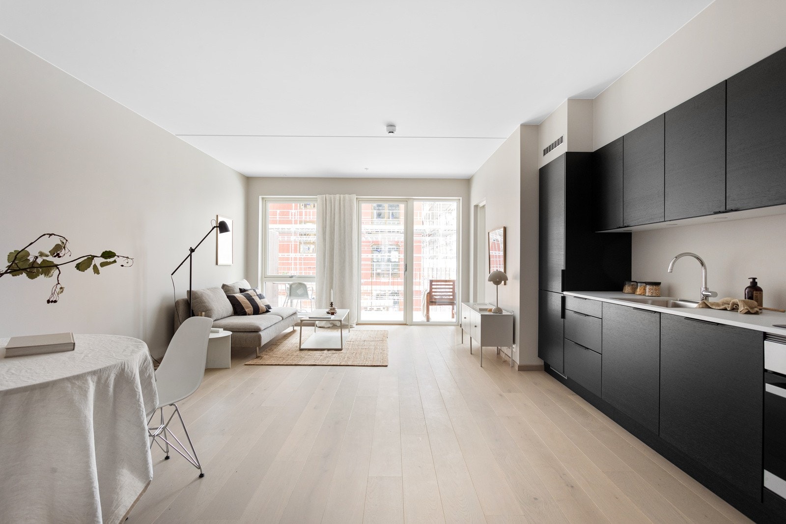 En splitter ny, ubrukt og moderne selveierleilighet fra 2023. Leiligheten har en gjennomgående og god planløsning som utnytter plassen optimalt. Galleribilde