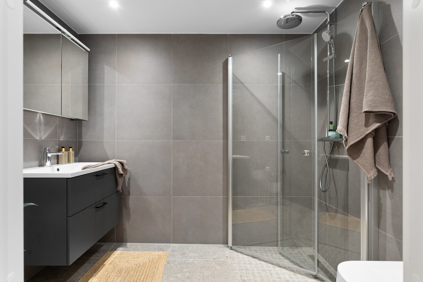 Leiligheten har et helt nytt og lekkert baderom fra byggeåret 2023. Baderommet har delikate 60x60 fliser på gulv og vegger, deilig gulvvarme og downlights i himlingen. Galleribilde