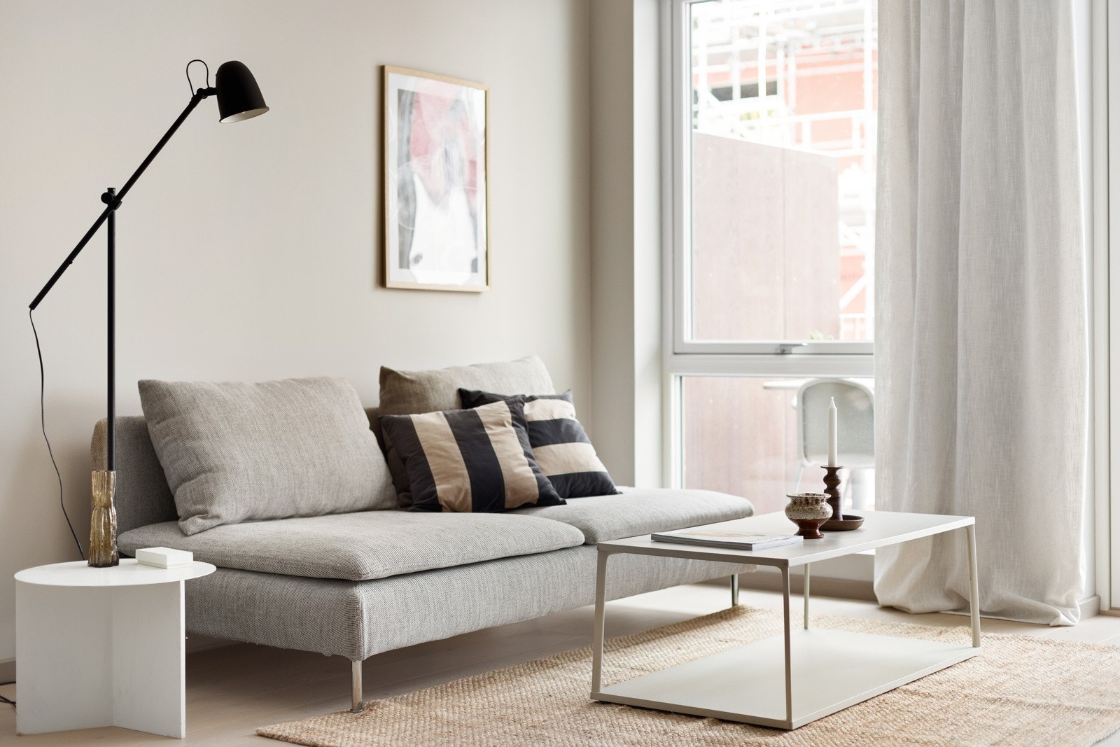 Høy standard fra 2023 med en smakfull palett som består av mørke, duse toner som gjør hjemmet både lunt og elegant. Her kan du flytte rett inn i en splitter ny leilighet! Galleribilde