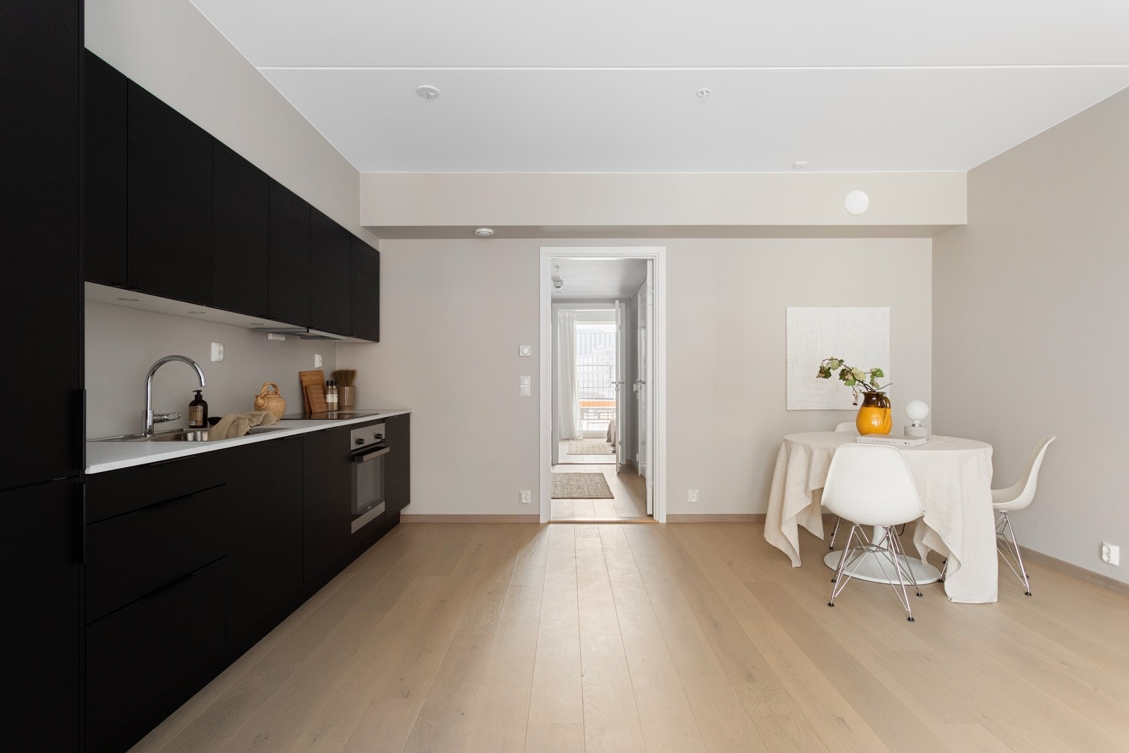 Stuen er romslig med god plass til både sofagruppe med salongbord, mediemøblement og et spisebord i tilknytning til kjøkkenet. Galleribilde