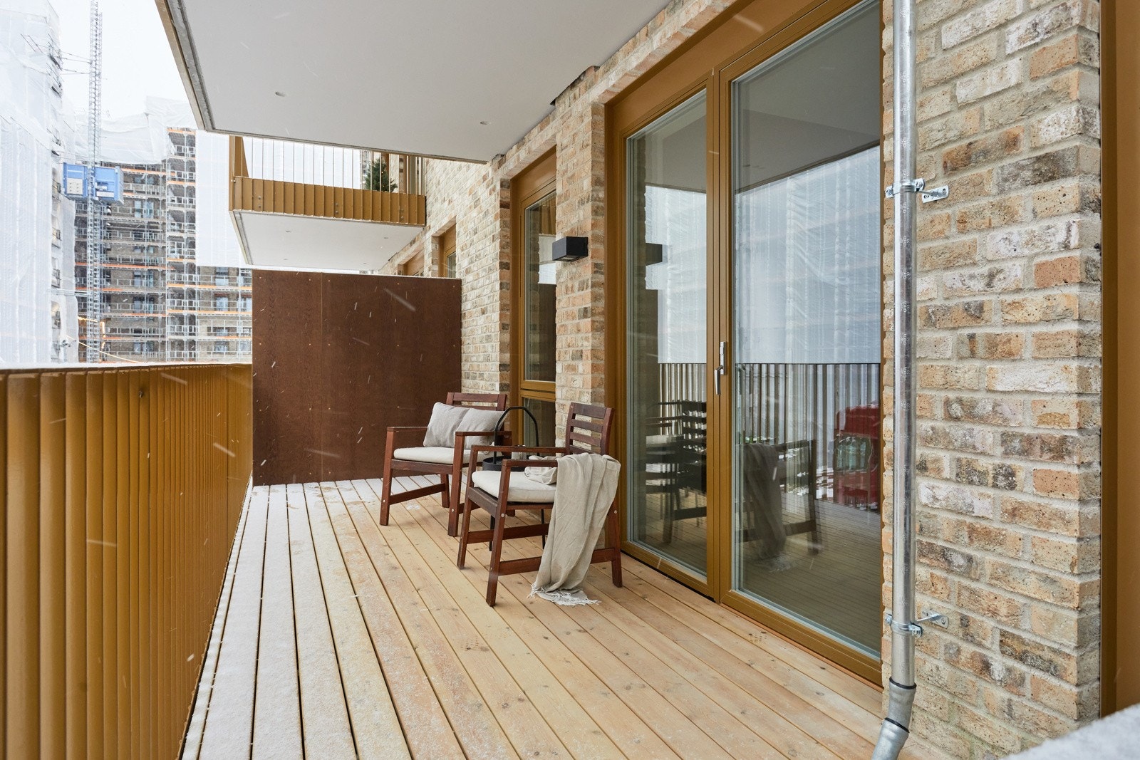 Fin beliggenheten mot vest. Den gode størrelsen på balkongen gir plass til ulike sittegrupper etter eget ønske og behov. Galleribilde