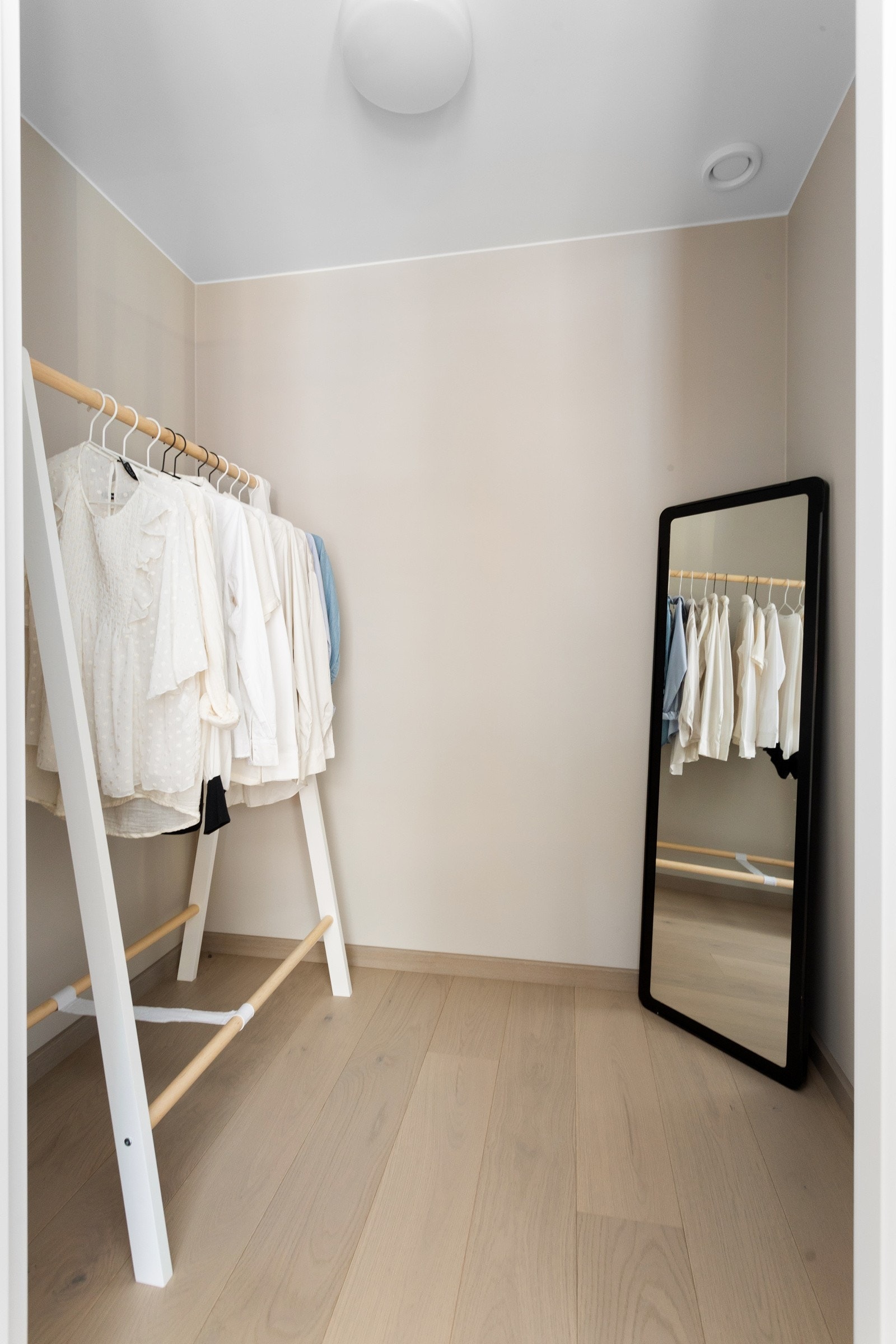 Fra soverommet har du også adkomst til en praktisk innvendig bod med ytterligere god lagringsplass. Galleribilde