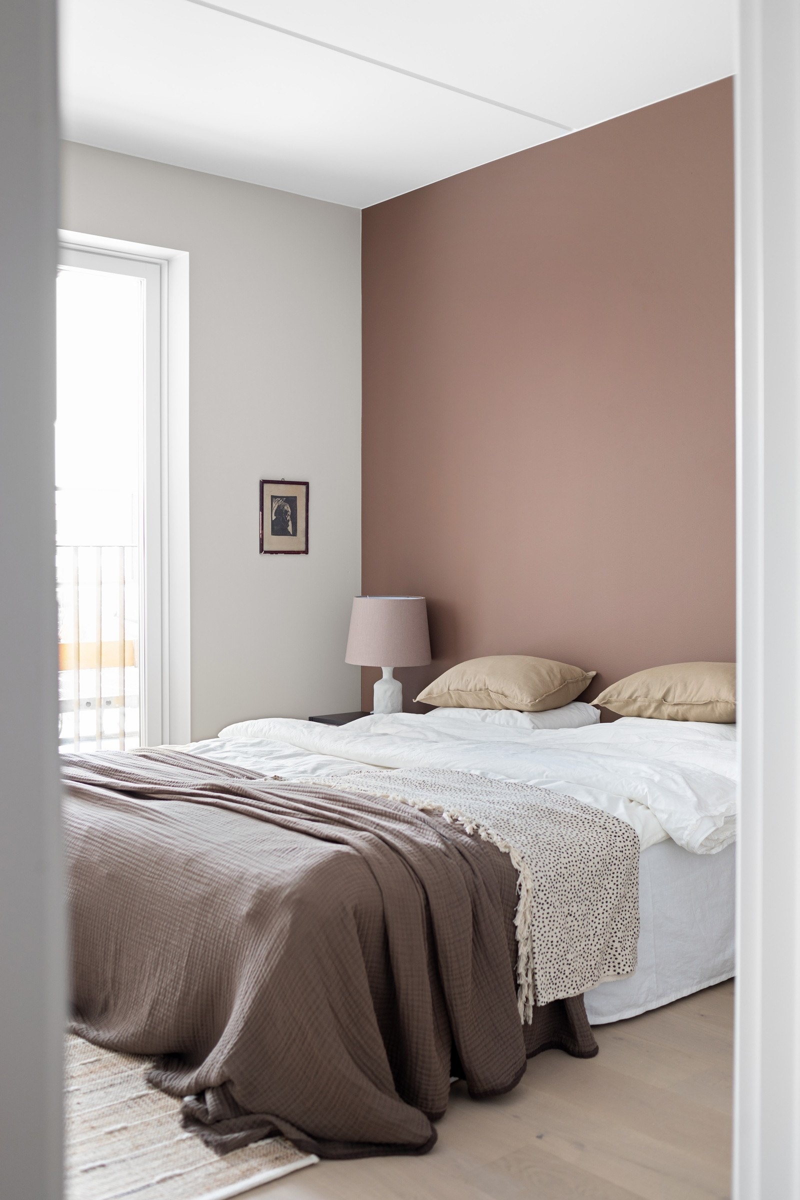 Leiligheten har et lyst og innbydende hovedsoverom med fransk balkong. Soverommet har en stor vindusflate som slipper inn rikelig med lys og appstyrt solskjerming/screens foran vindu. Galleribilde