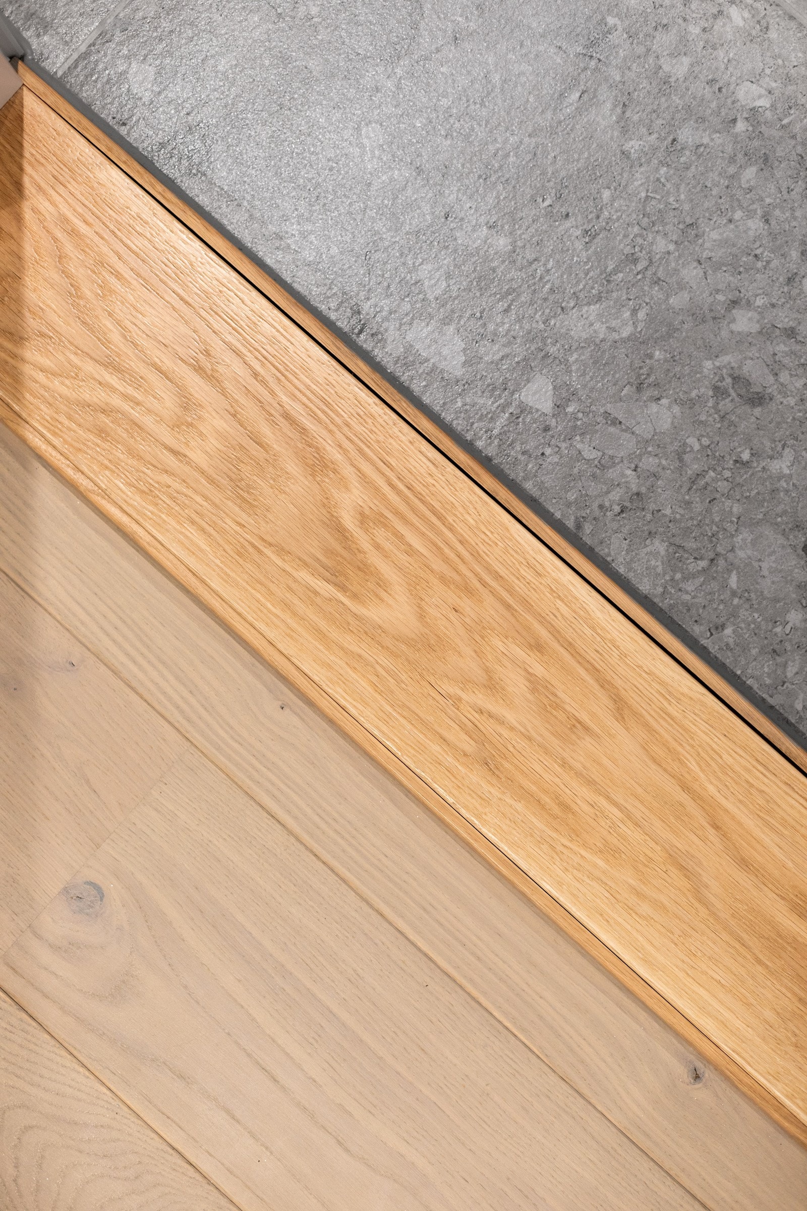 Flisene har fint spill i seg som tilfører liv til og passer godt sammen med armatur og detaljer i krom. Galleribilde