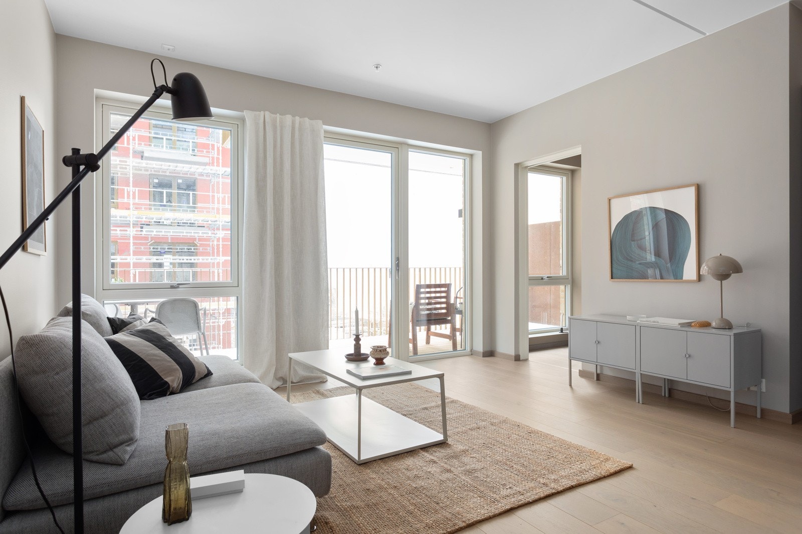 De store vindusflatene sørger for rikelig med naturlig lys. Alle vinduene i leiligheten har brede vinduskarmer som er perfekte for planter og dekor. Galleribilde