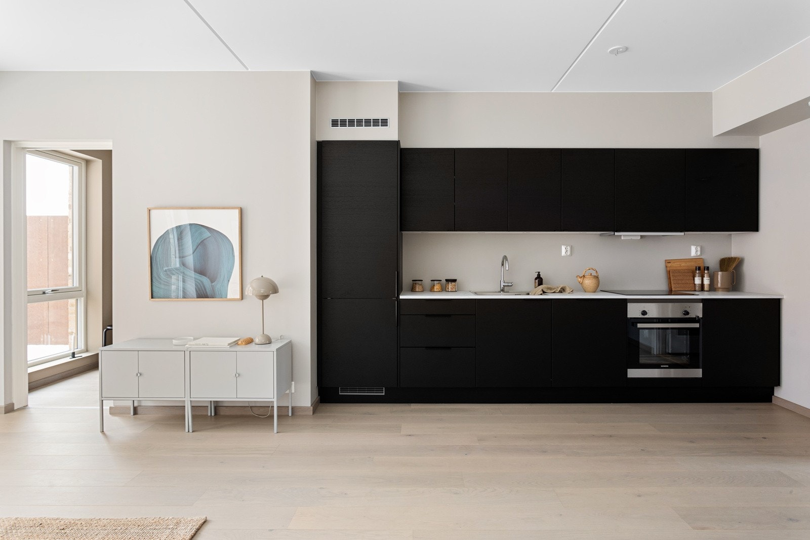 Leiligheten holdes god og lun på vinterstid med vannbåren gulvvarme i alle oppholdsrom. Både á-konto varme (gulvvarme og varmtvann), samt bredbånd er inkludert i felleskostnadene. Galleribilde