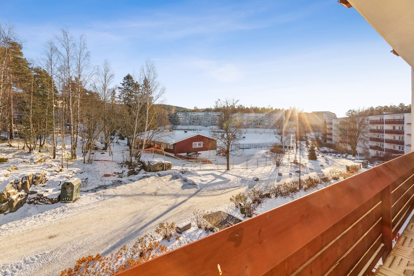 Med utgang fra kjøkkenet kommer vi ut til en sydøstvendt og solfylt balkong Galleribilde