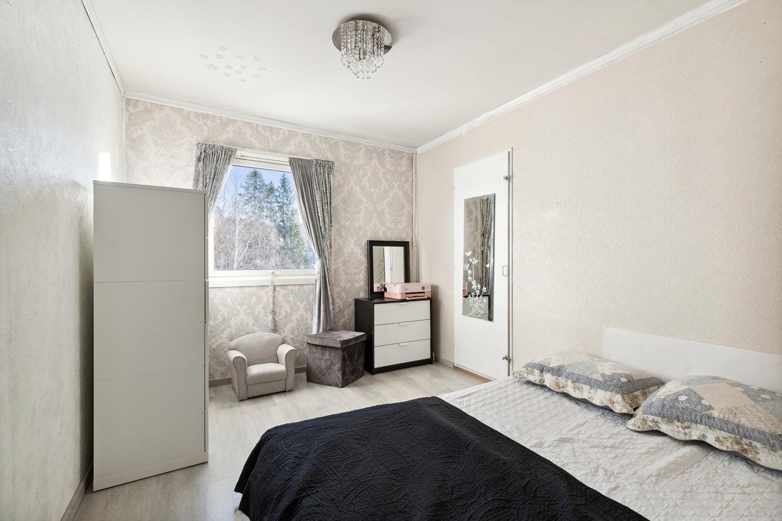 Det andre soverommet er romslig og lyst med et kott Galleribilde