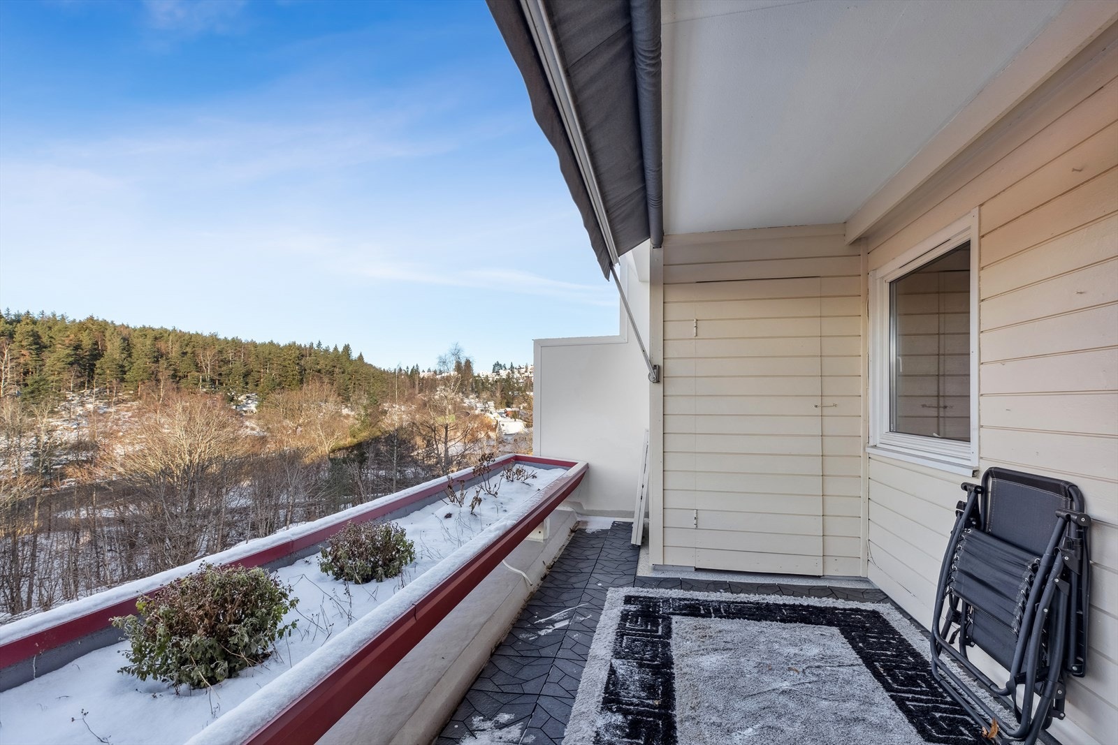 God plass for møblering på balkongen som også har en utvendig bod på 2 m² Galleribilde