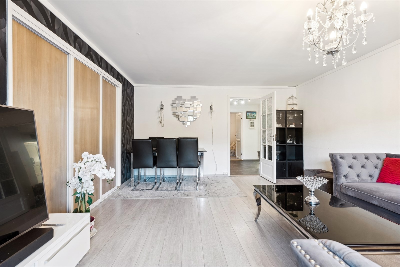 Luftig stue med god plass for spiseseksjon og sittegruppe Galleribilde