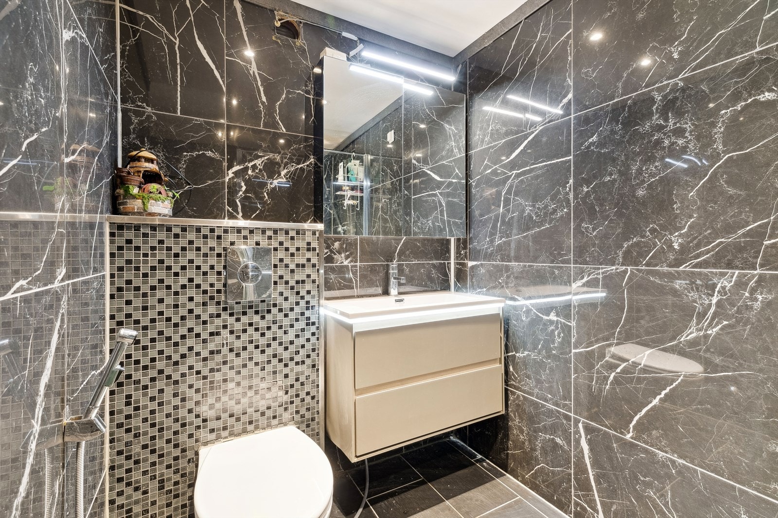 Lekkert bad med bidet og fine fliser Galleribilde