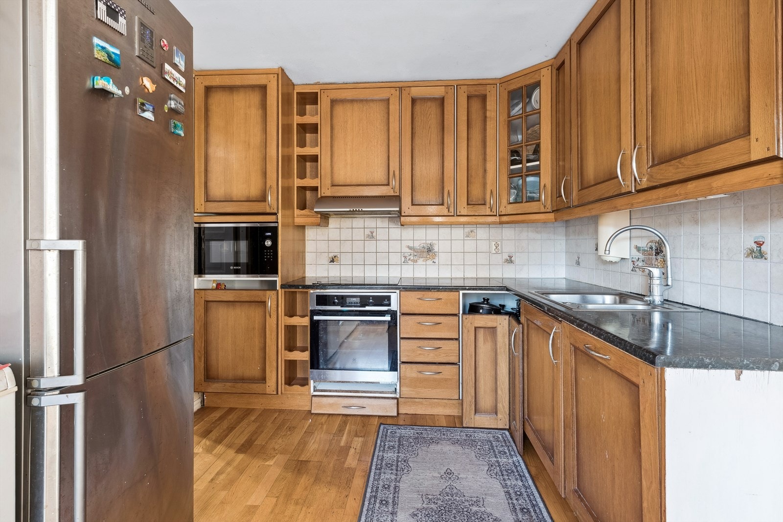 Kjøkken med skapfronter i eiketreverk og laminat benkeplate Galleribilde