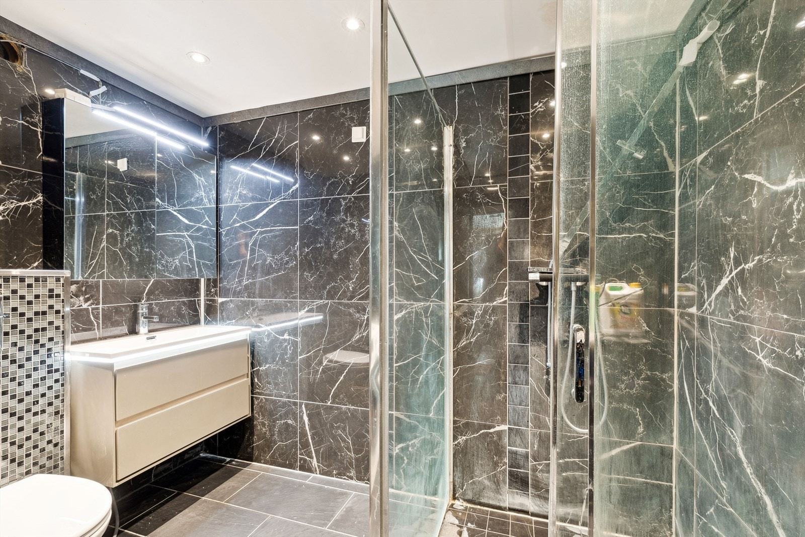 Denne leiligheten har et nydelig baderom med lekre fliser på veggene Galleribilde