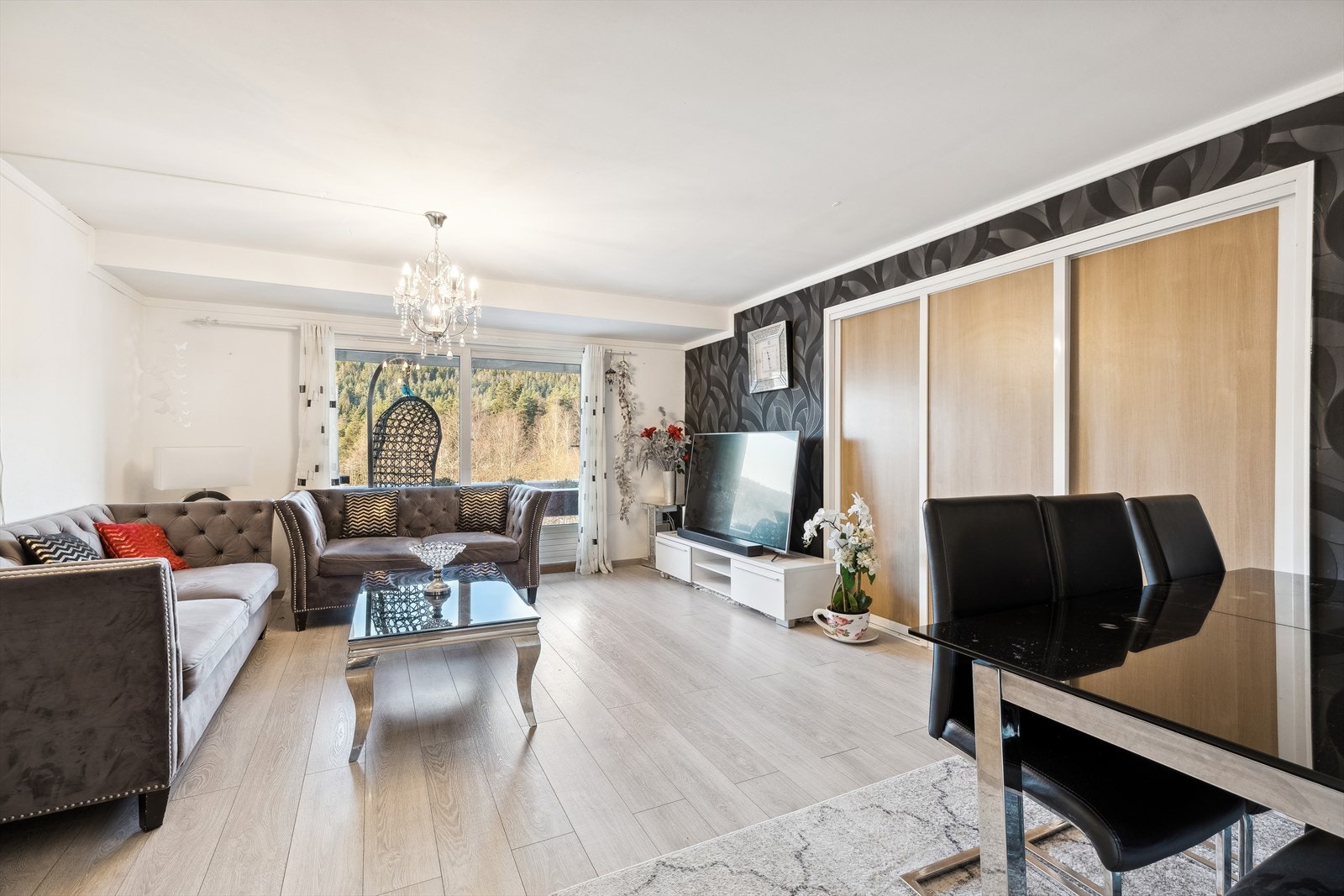 Utgang fra stuen til den vestvendte balkongen Galleribilde