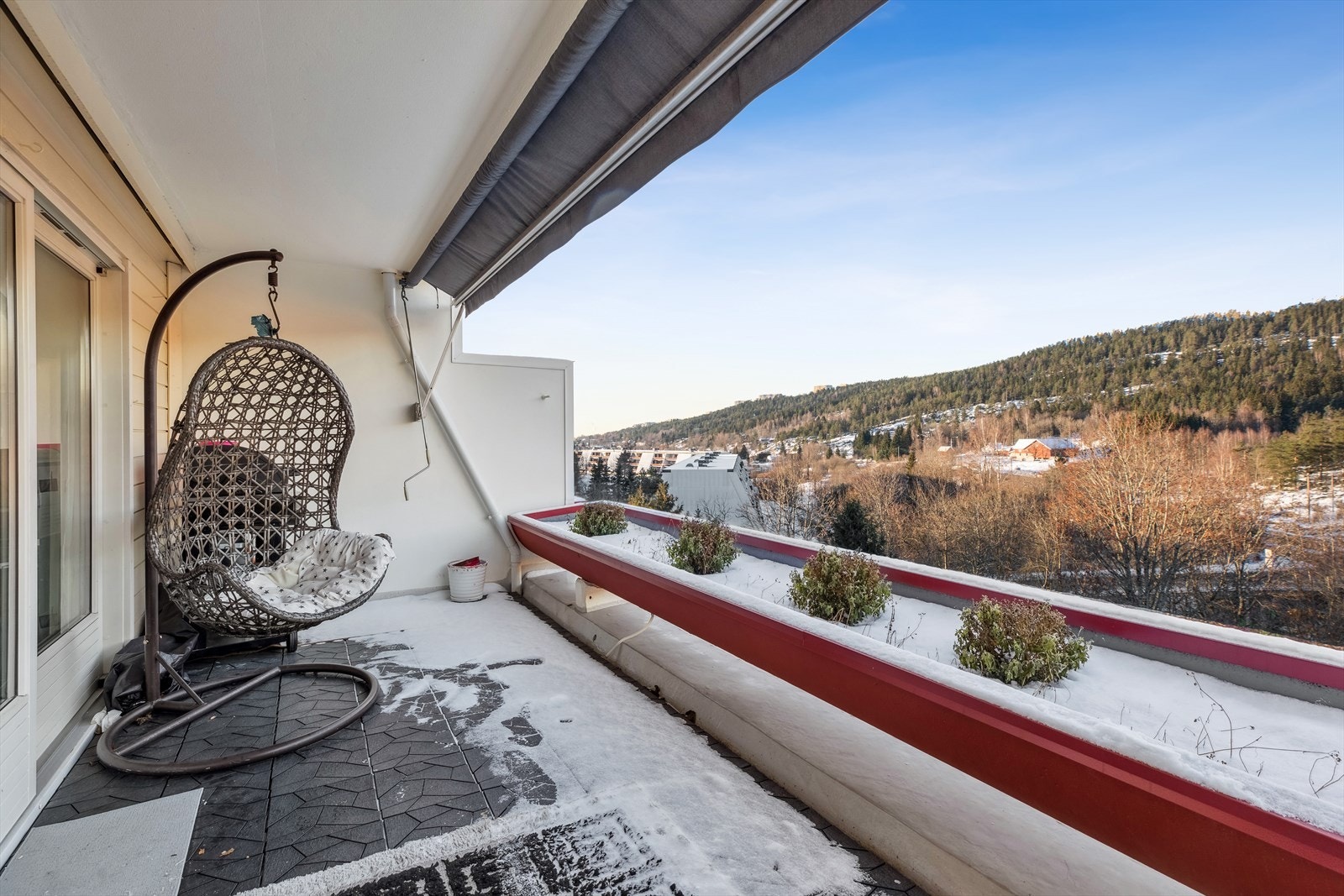 Balkongen på 14 m² har god plass for å kose seg med den helt fantastiske utsikten Galleribilde