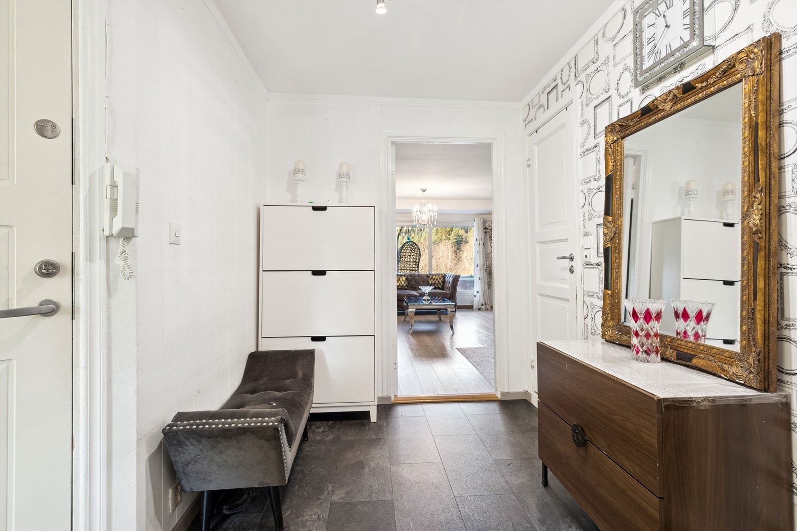 Entréen har god plass for lagring Galleribilde