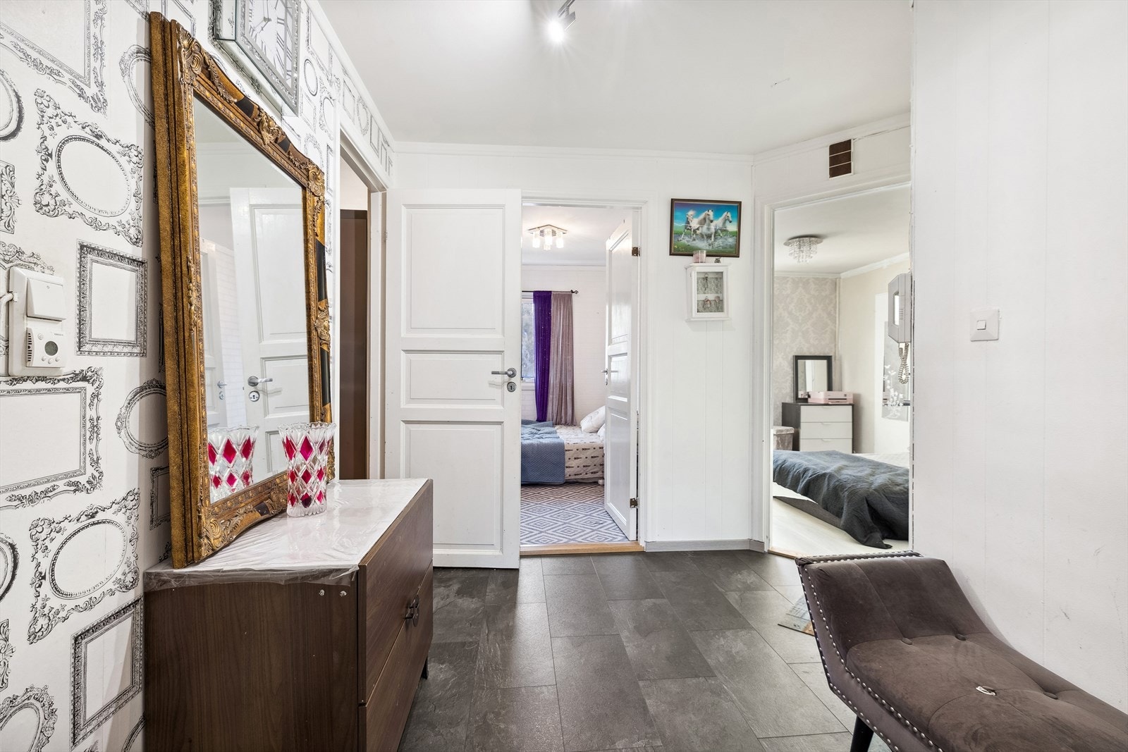 Entréen leder oss videre til soverom, stue, bad og kjøkken Galleribilde