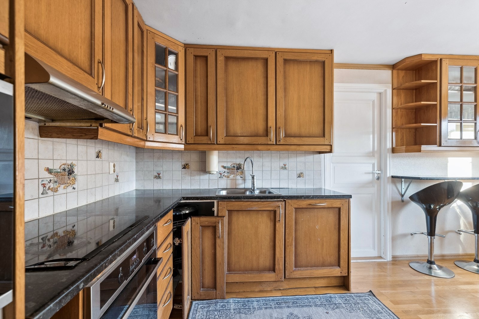 Her har du god plass for matlaging på benkeplaten, samt en kjekk spisegruppe Galleribilde