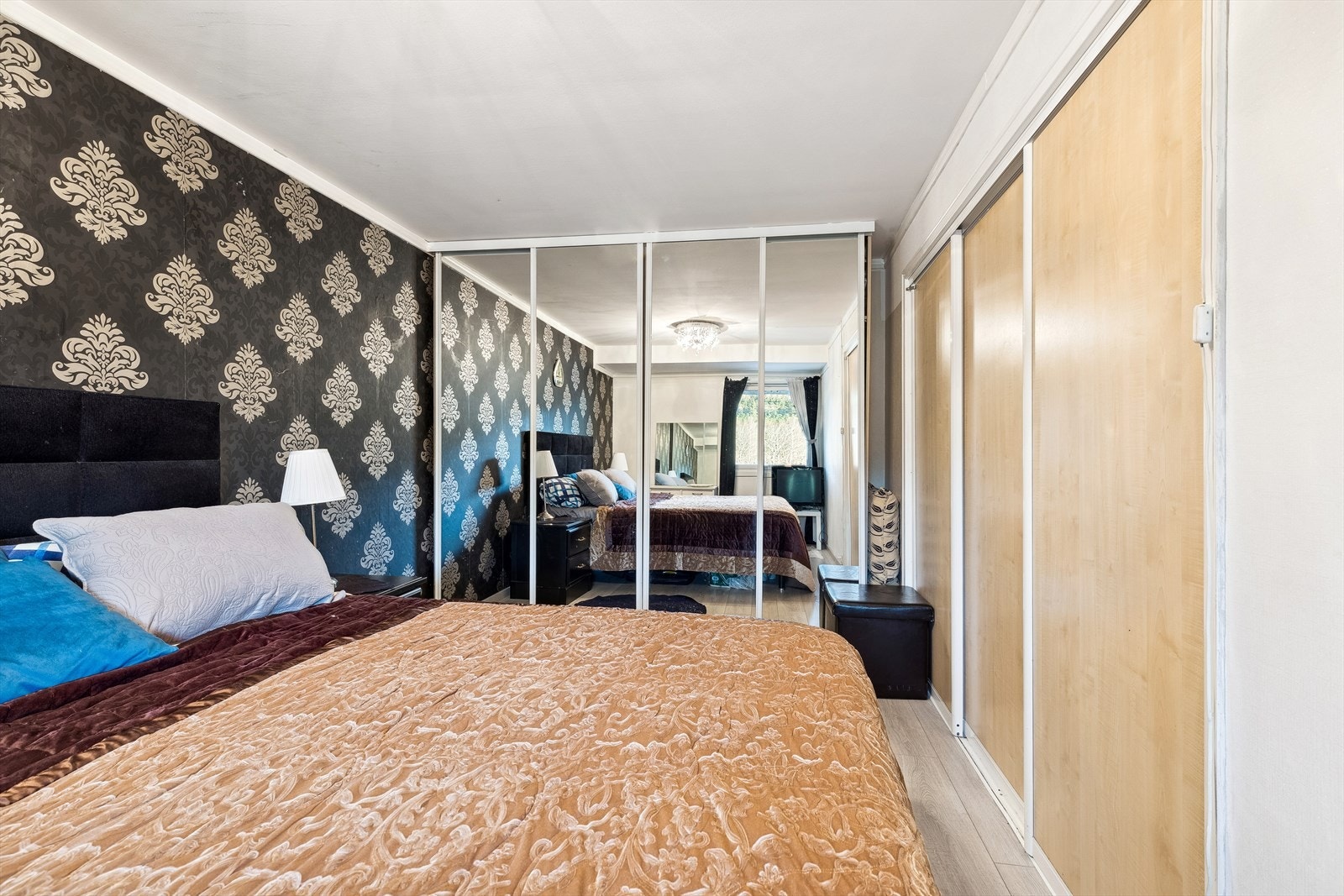 Soverommet har integrerte skyveskap med speilfronter og blir naturlig opplyst fra et vinduet Galleribilde