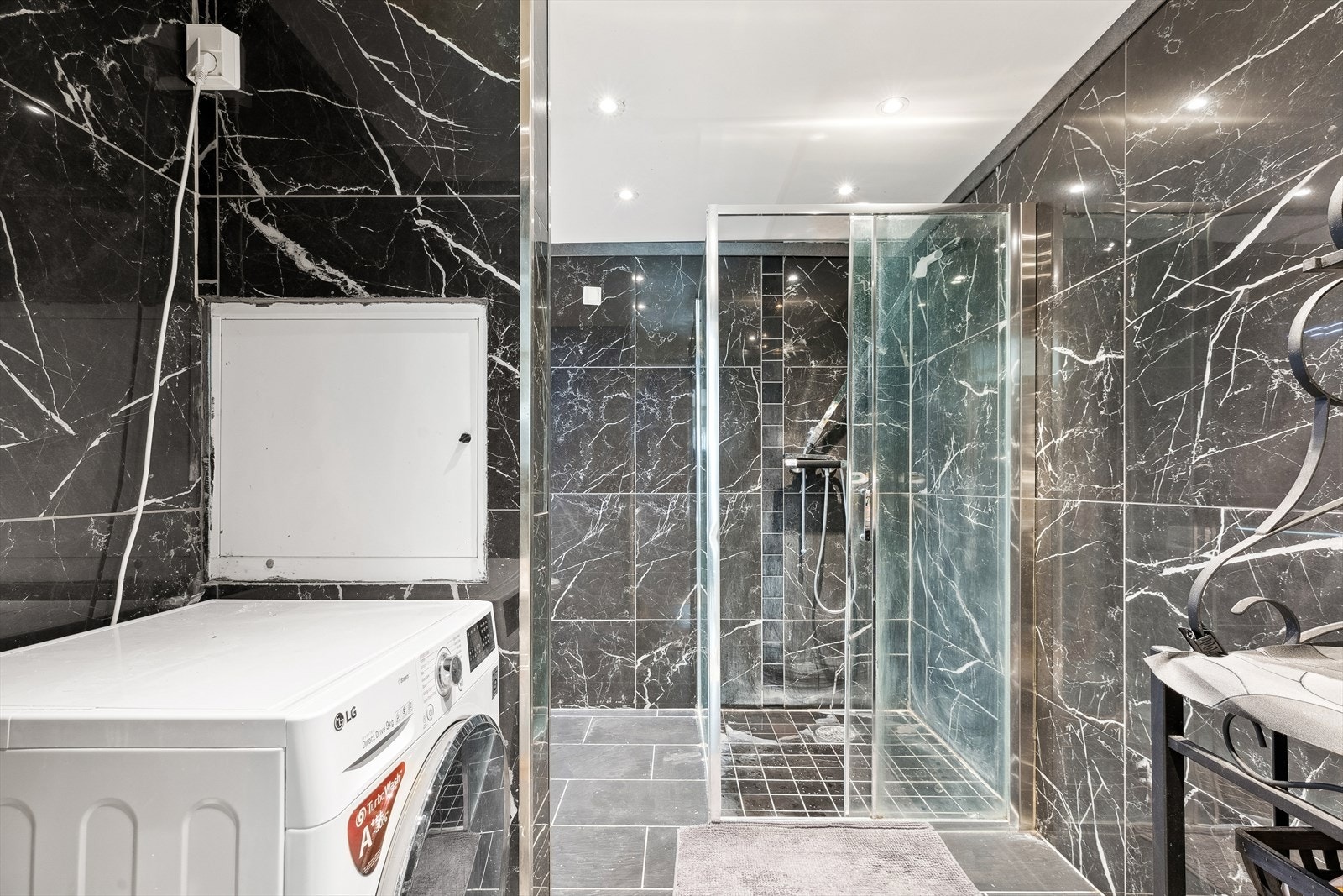 Det større badet har også plass for vaskemaskin m.m. Varmekabler i gulvet. Galleribilde