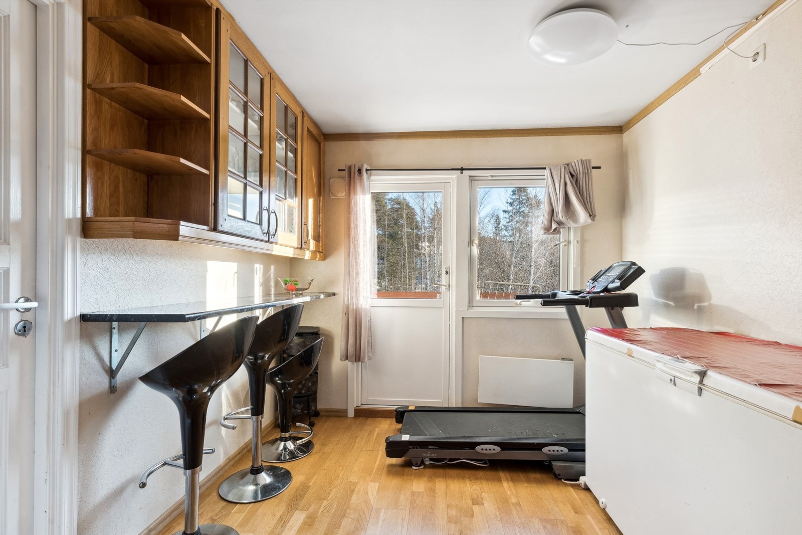 Kjøkkenet er romslig og har god plass for lagring og diverse inventar Galleribilde