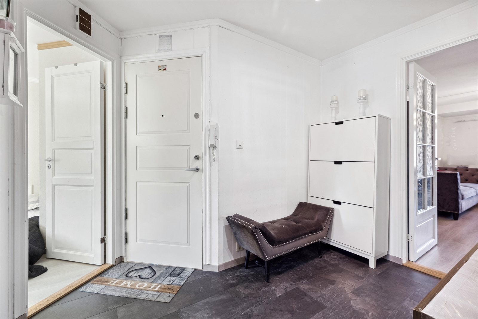 Innbydende og lyst inngangsparti med flislagt gulv Galleribilde