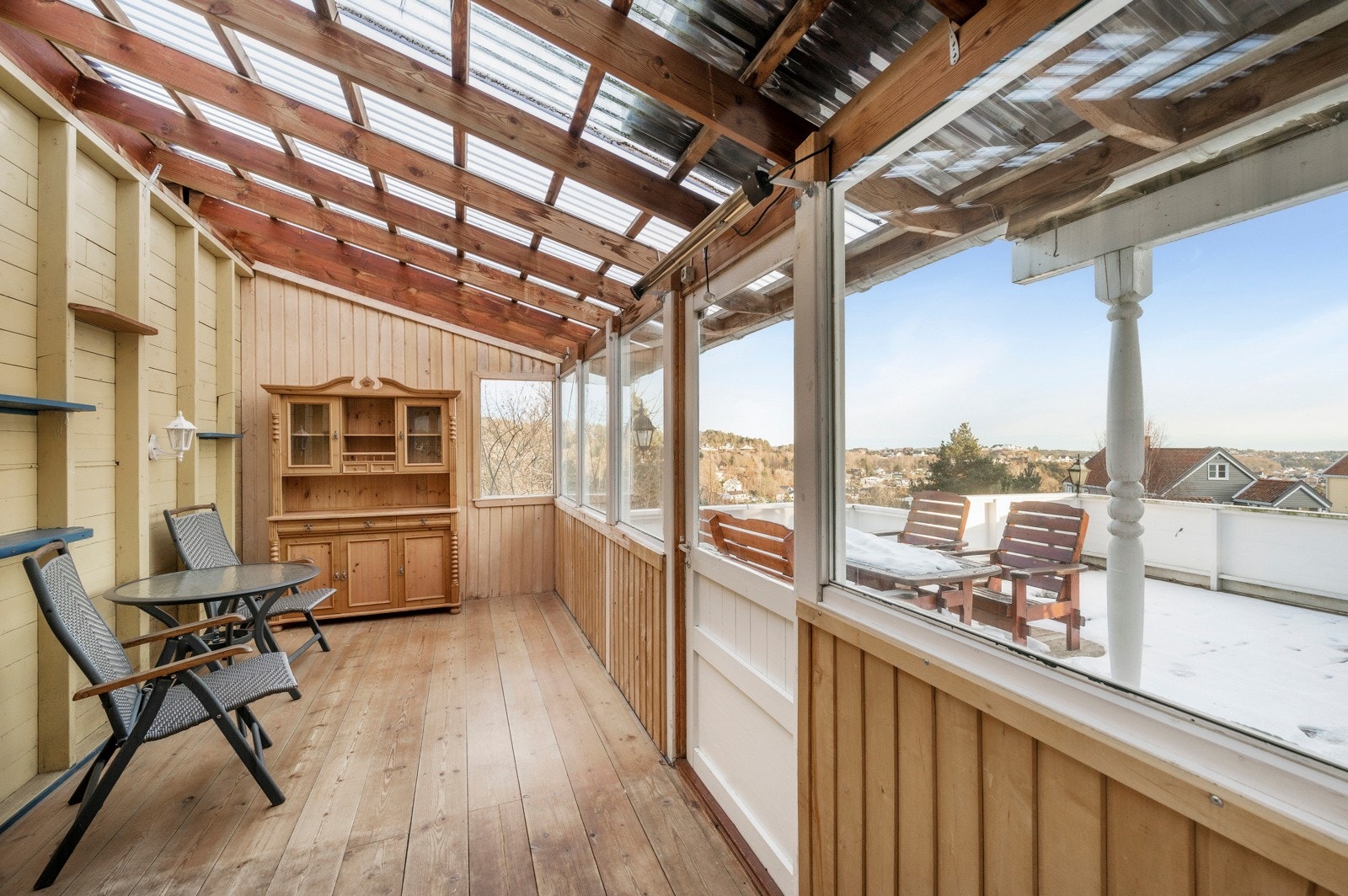 Utestuen har adkomst fra både kjøkken og veranda. Galleribilde