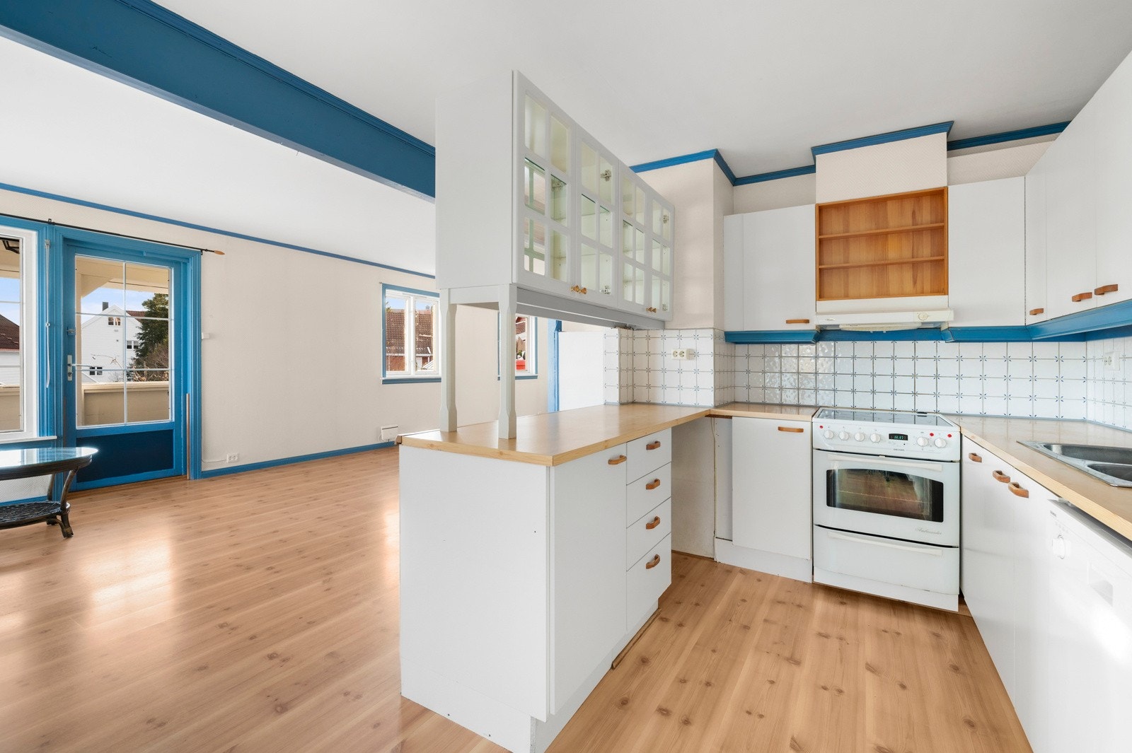 Det er god plass til spisebord, og så er det utgang til veranda mellom kjøkken og spisestue/stue. Galleribilde