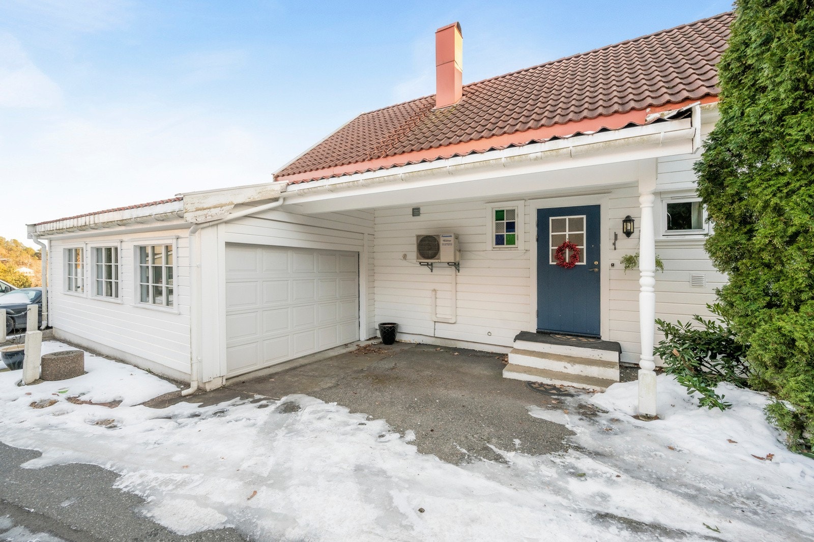 Garasjen er tilbygget etter huset, samtidig med utestue. Garasjen har innlagt strøm og har elektrisk port. Galleribilde