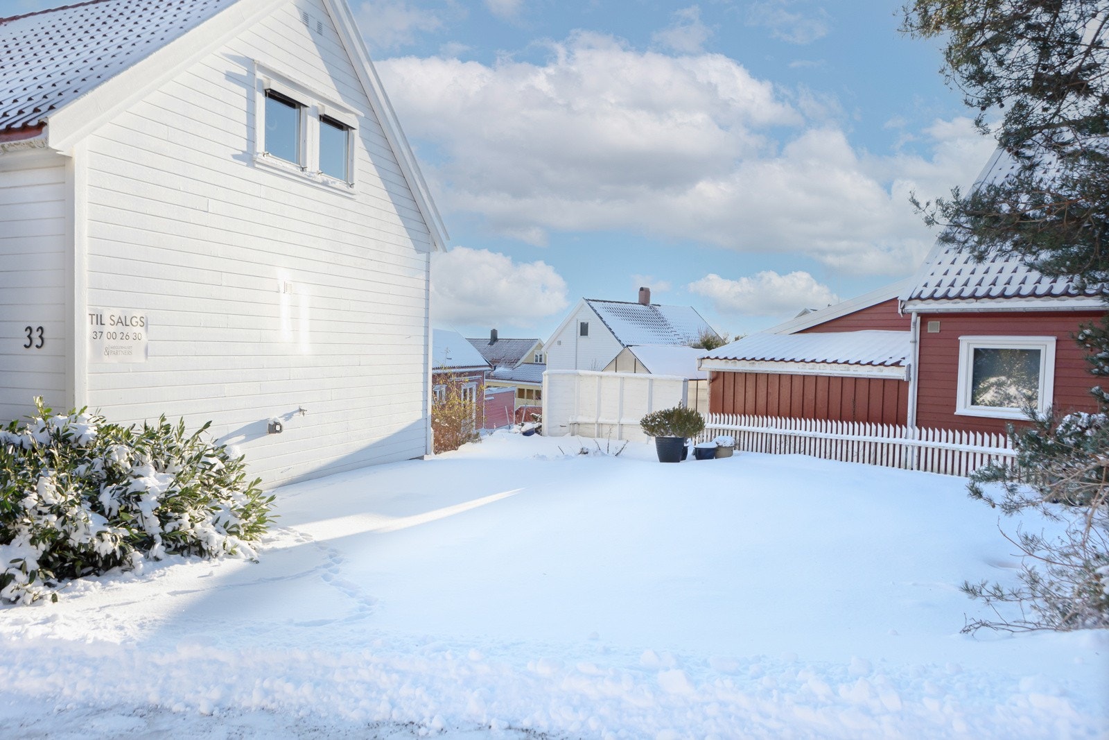 Under snøen er det asfaltert uteområde som er benyttet til parkering. Her er det god plass til flere biler. Galleribilde