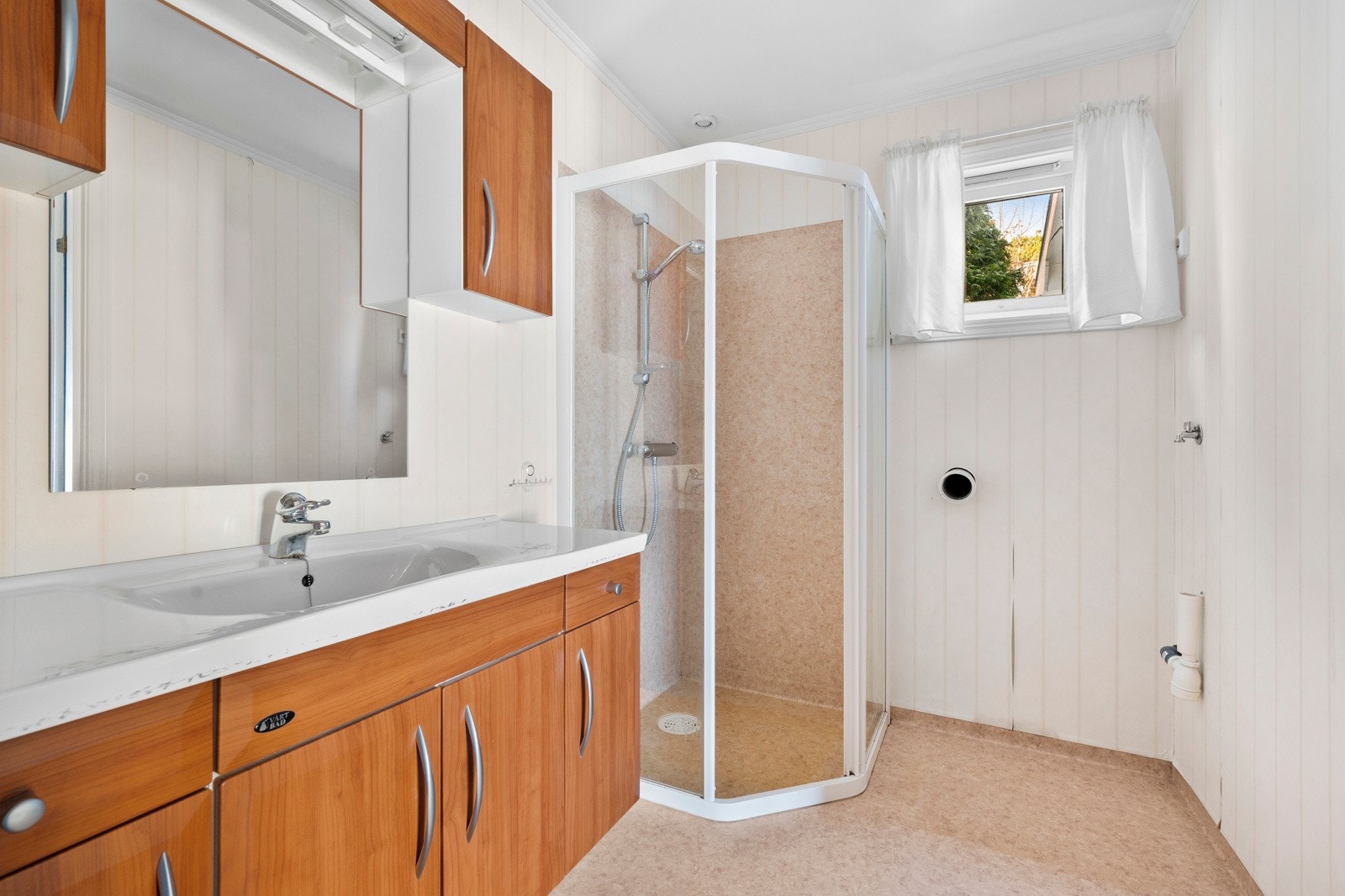 Badet i 1 etasjen har opplegg for vaskemaskin. Galleribilde