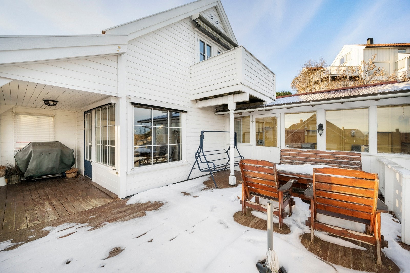 Veranda og utestuen. Utestuen har mye vindusflater som slipper inn rikelig med lys. Herfra kan du nyte utsikten hele året! Galleribilde